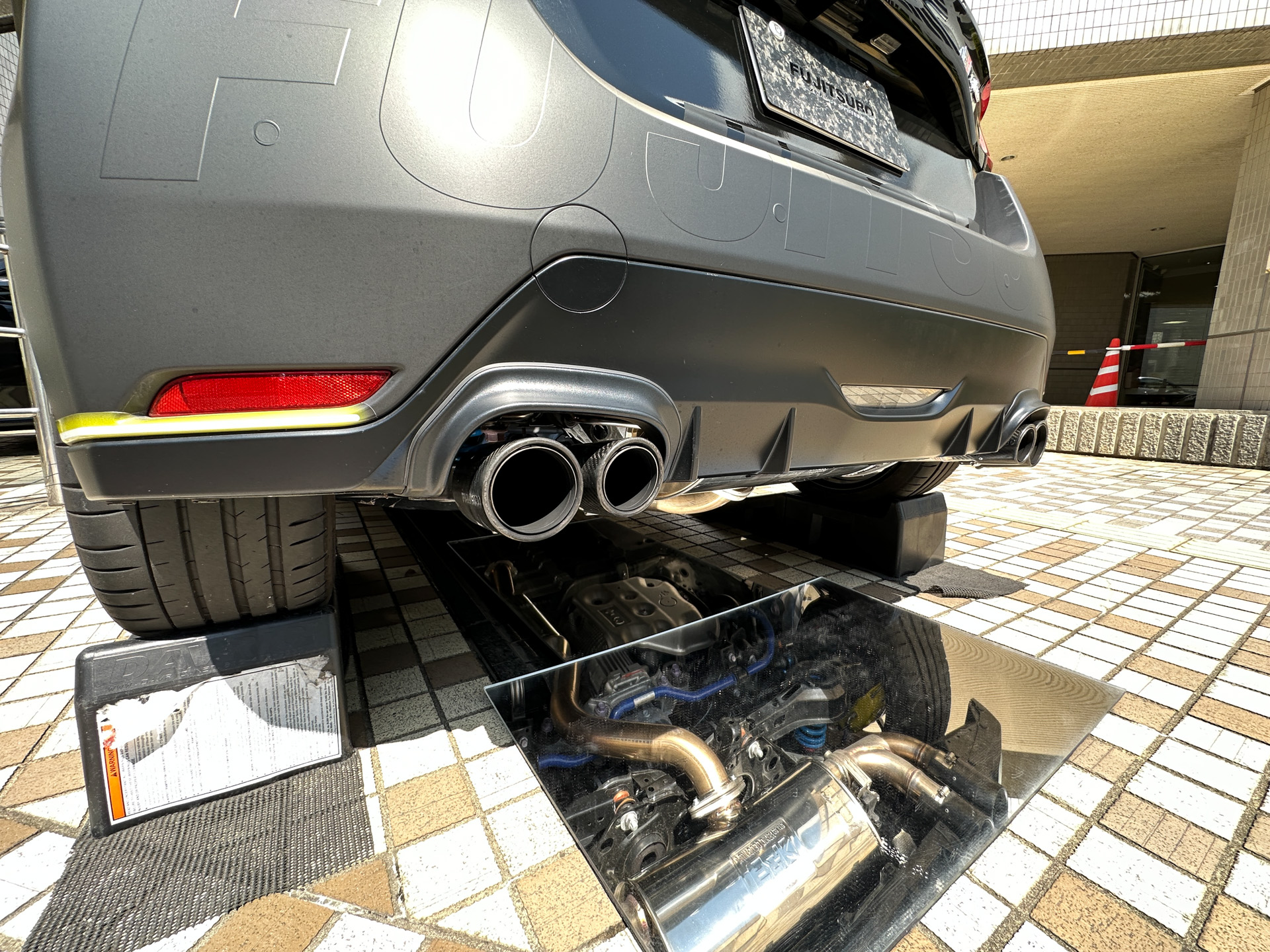 なかなか見ることができない、マフラーを見られるように鏡も用意