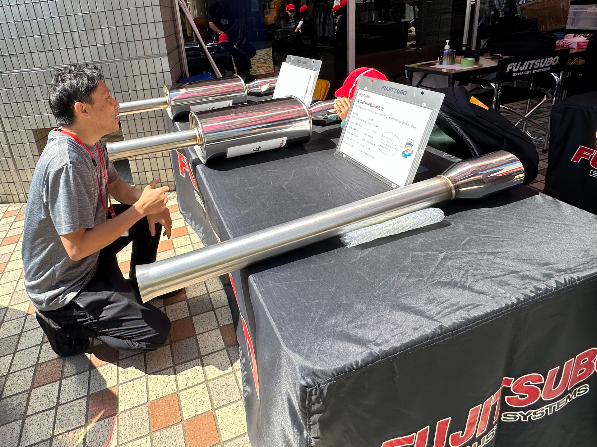 サイレンサーのありなしでどのように音が変化するのか実際に体験してもらう