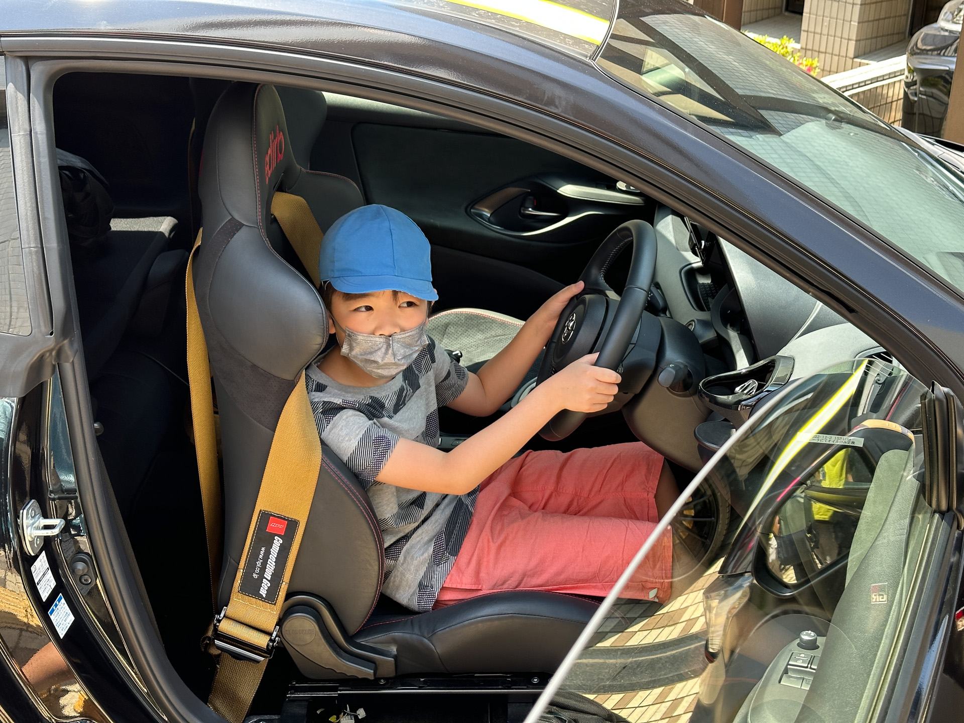 小学生が運転席に座って、アクセル操作ができるようになっていた