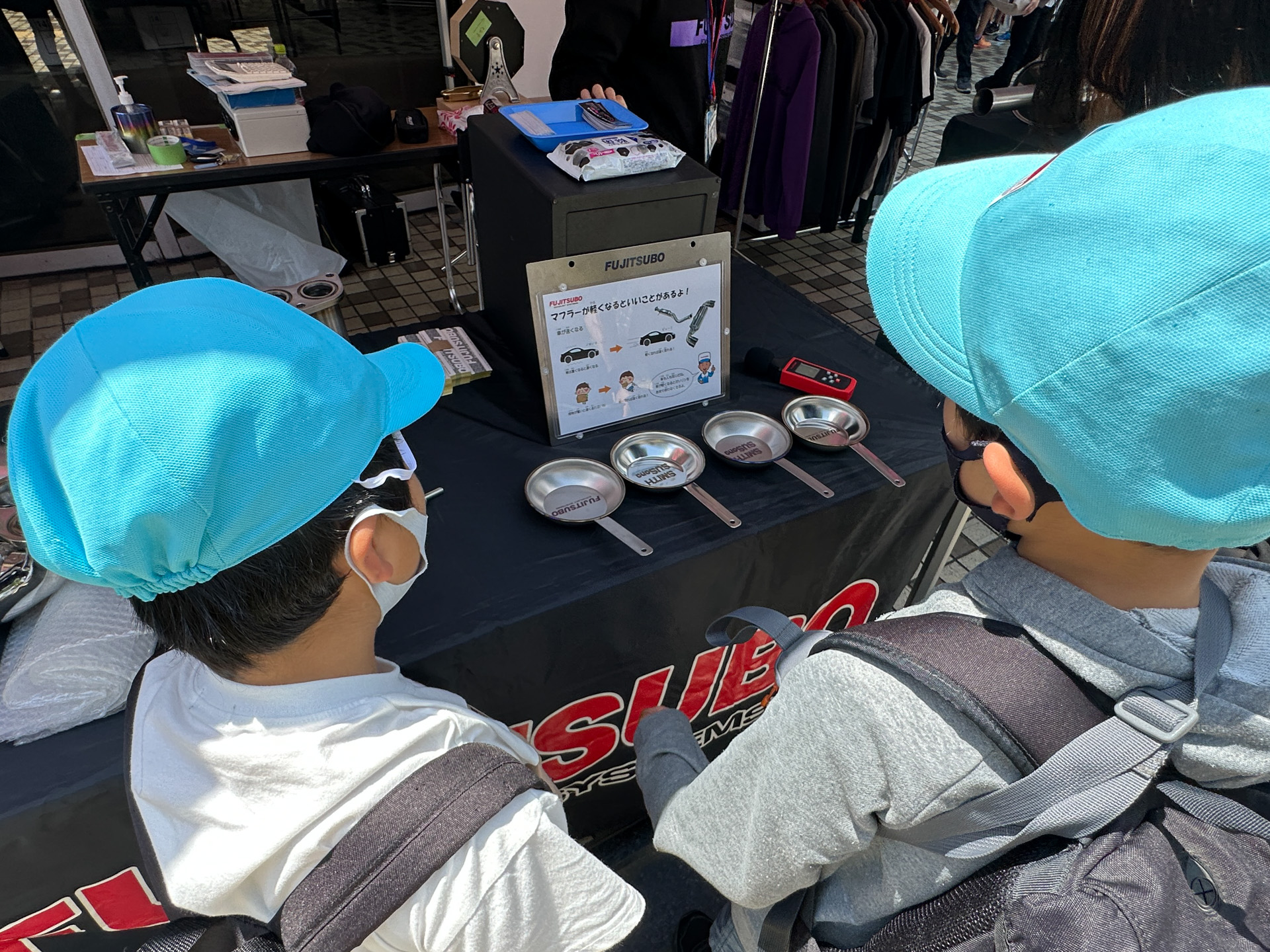 マフラー使われる素材について体験してもらうコーナー