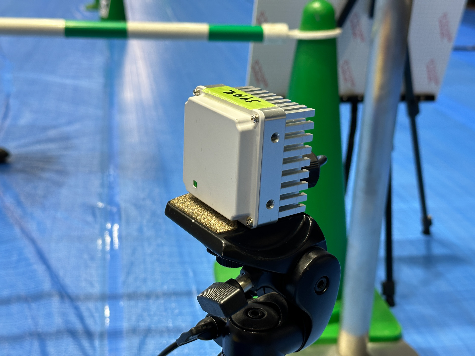 NTTアクセスサービスシステム研究所が研究開発しているサイトダイバーシチ技術とIEEE 802.11ad規格をベースとした60GHz帯を用いる無線LAN規格「WiGig：Wireless Gigabit」を活用。コースの四隅にアンテナが設置された