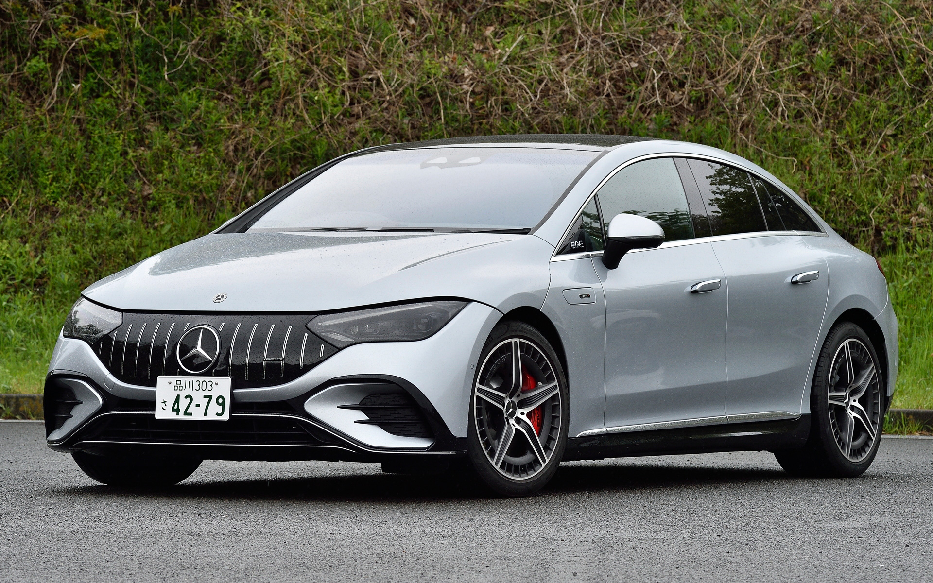 今回試乗したのは2022年9月に受注を開始したメルセデス EQ初のミドルサイズセダン「EQE」。試乗グレードはスポーツバージョンの「メルセデス AMG EQE 53 4MATIC＋」（1922万円）で、ボディサイズは4955×1905×1495mm（全長×全幅×全高）、ホイールベースは3120mm。システムの最高出力は460kW、最大トルクは950Nmで、RACE START時は505kW/1000Nmまで向上