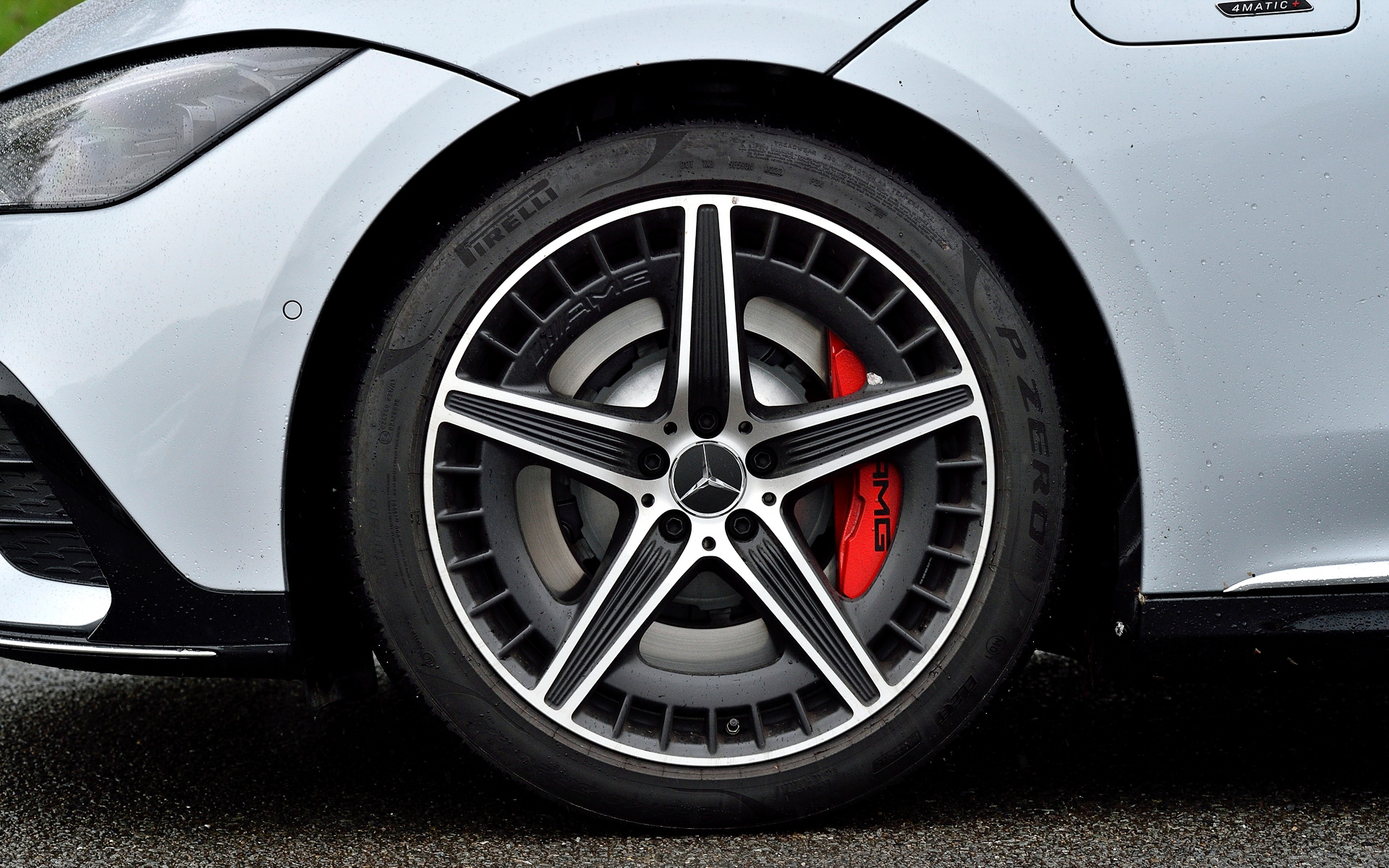 EQEのエクステリアデザインは、「ワン・ボウ」(弓)のラインのほかキャブフォワードデザインを取り入れたスポーティなデザインが特徴となっており、「EQS」よりもホイールベースが短く、ボディサイドがより絞り込まれる。足下は20インチホイールにピレリP ZERO(フロント:265/40R20、リア:295/35R20)をセット。なお、日本仕様の特別な機能として、EQEから車外へ電力を供給できる双方向充電を可能にした。EQEは家庭の太陽光発電システムで発電した電気の貯蔵装置となるほか、停電した場合などに電気を家庭に送る予備電源としても利用できるという