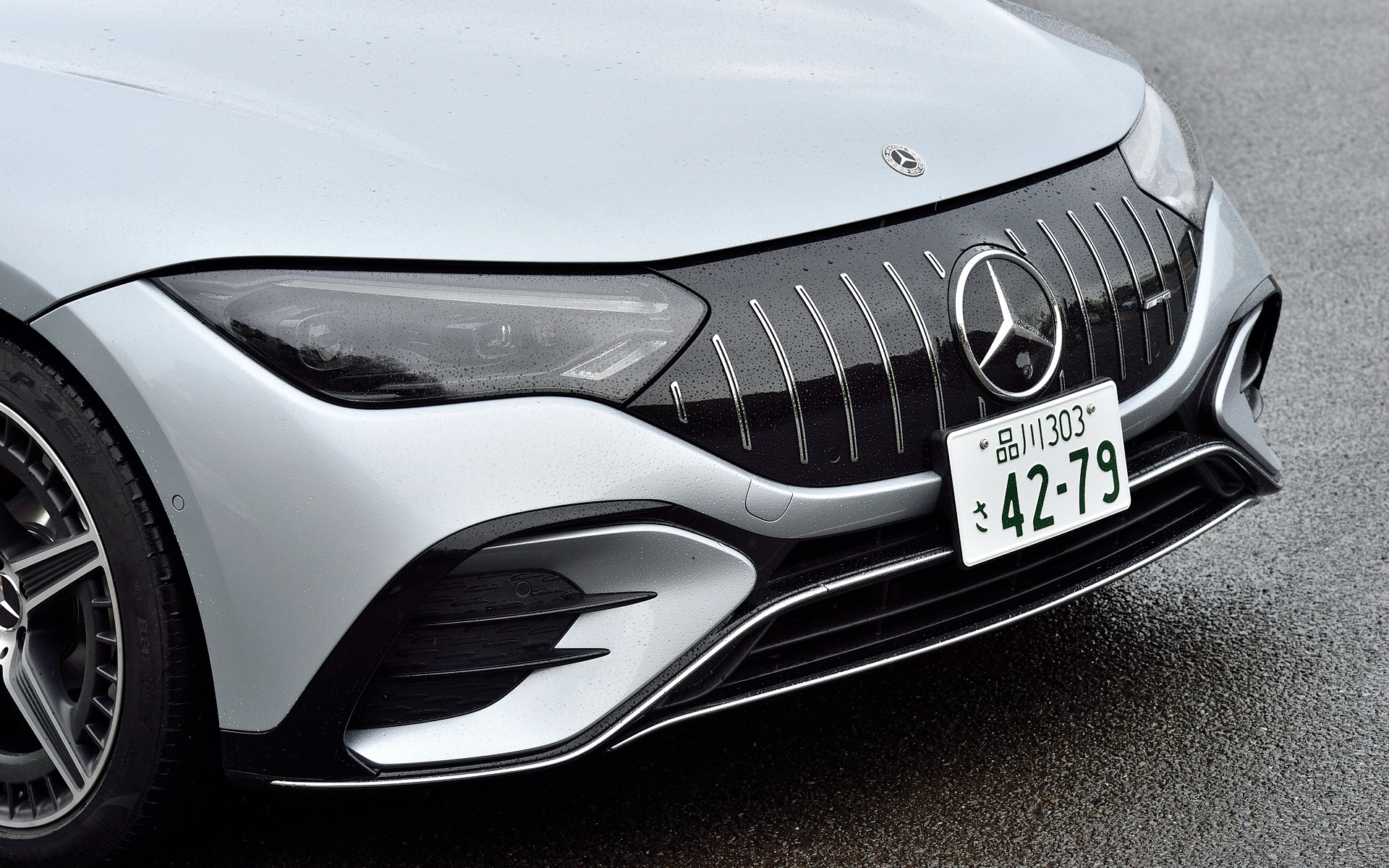 EQEのエクステリアデザインは、「ワン・ボウ」(弓)のラインのほかキャブフォワードデザインを取り入れたスポーティなデザインが特徴となっており、「EQS」よりもホイールベースが短く、ボディサイドがより絞り込まれる。足下は20インチホイールにピレリP ZERO(フロント:265/40R20、リア:295/35R20)をセット。なお、日本仕様の特別な機能として、EQEから車外へ電力を供給できる双方向充電を可能にした。EQEは家庭の太陽光発電システムで発電した電気の貯蔵装置となるほか、停電した場合などに電気を家庭に送る予備電源としても利用できるという