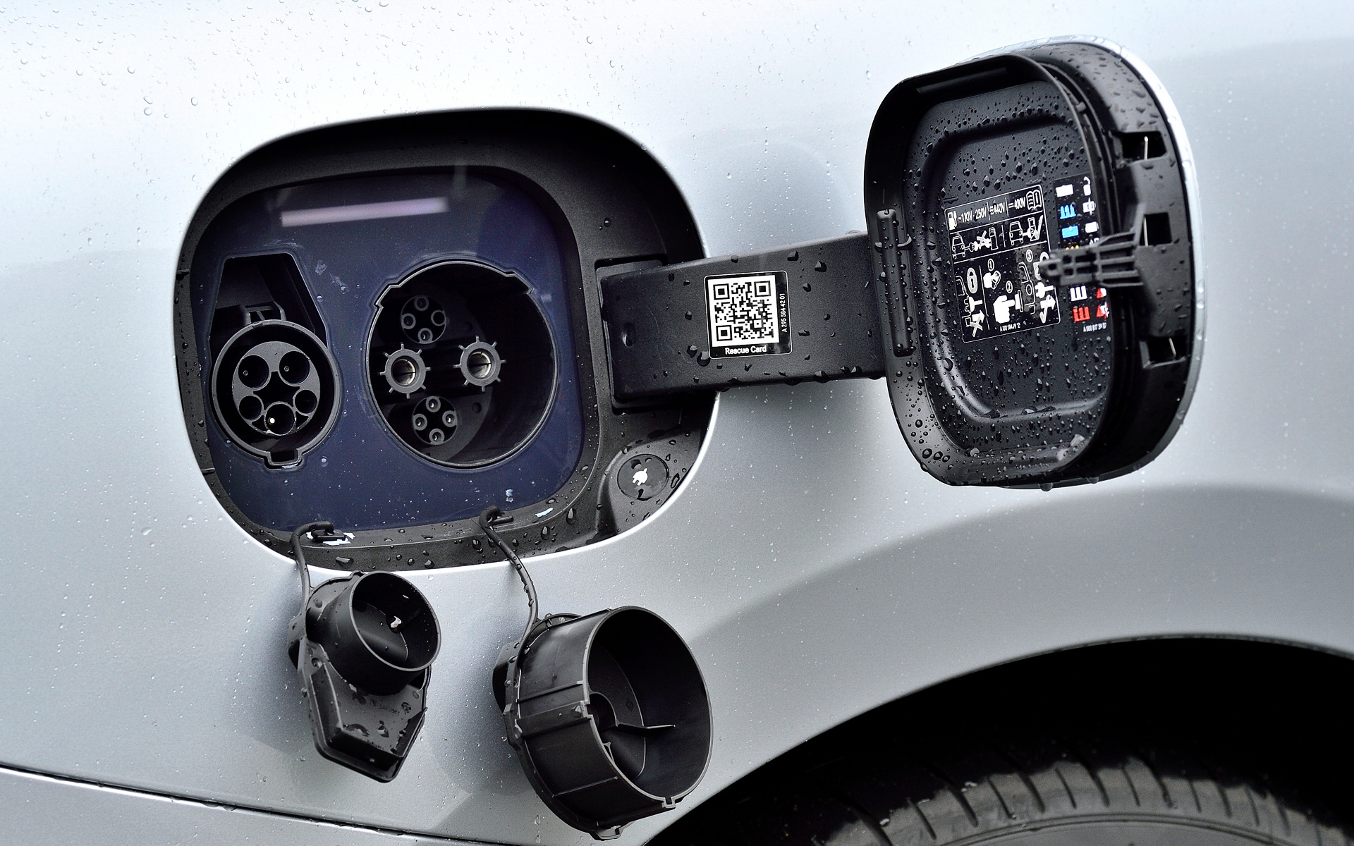 EQEのエクステリアデザインは、「ワン・ボウ」(弓)のラインのほかキャブフォワードデザインを取り入れたスポーティなデザインが特徴となっており、「EQS」よりもホイールベースが短く、ボディサイドがより絞り込まれる。足下は20インチホイールにピレリP ZERO(フロント:265/40R20、リア:295/35R20)をセット。なお、日本仕様の特別な機能として、EQEから車外へ電力を供給できる双方向充電を可能にした。EQEは家庭の太陽光発電システムで発電した電気の貯蔵装置となるほか、停電した場合などに電気を家庭に送る予備電源としても利用できるという