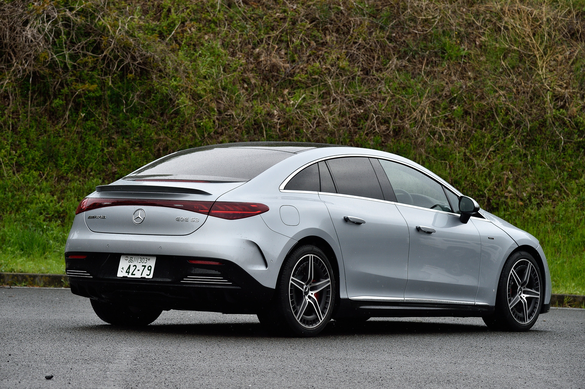 今回試乗したのは2022年9月に受注を開始したメルセデス EQ初のミドルサイズセダン「EQE」。試乗グレードはスポーツバージョンの「メルセデス AMG EQE 53 4MATIC＋」（1922万円）で、ボディサイズは4955×1905×1495mm（全長×全幅×全高）、ホイールベースは3120mm。システムの最高出力は460kW、最大トルクは950Nmで、RACE START時は505kW/1000Nmまで向上