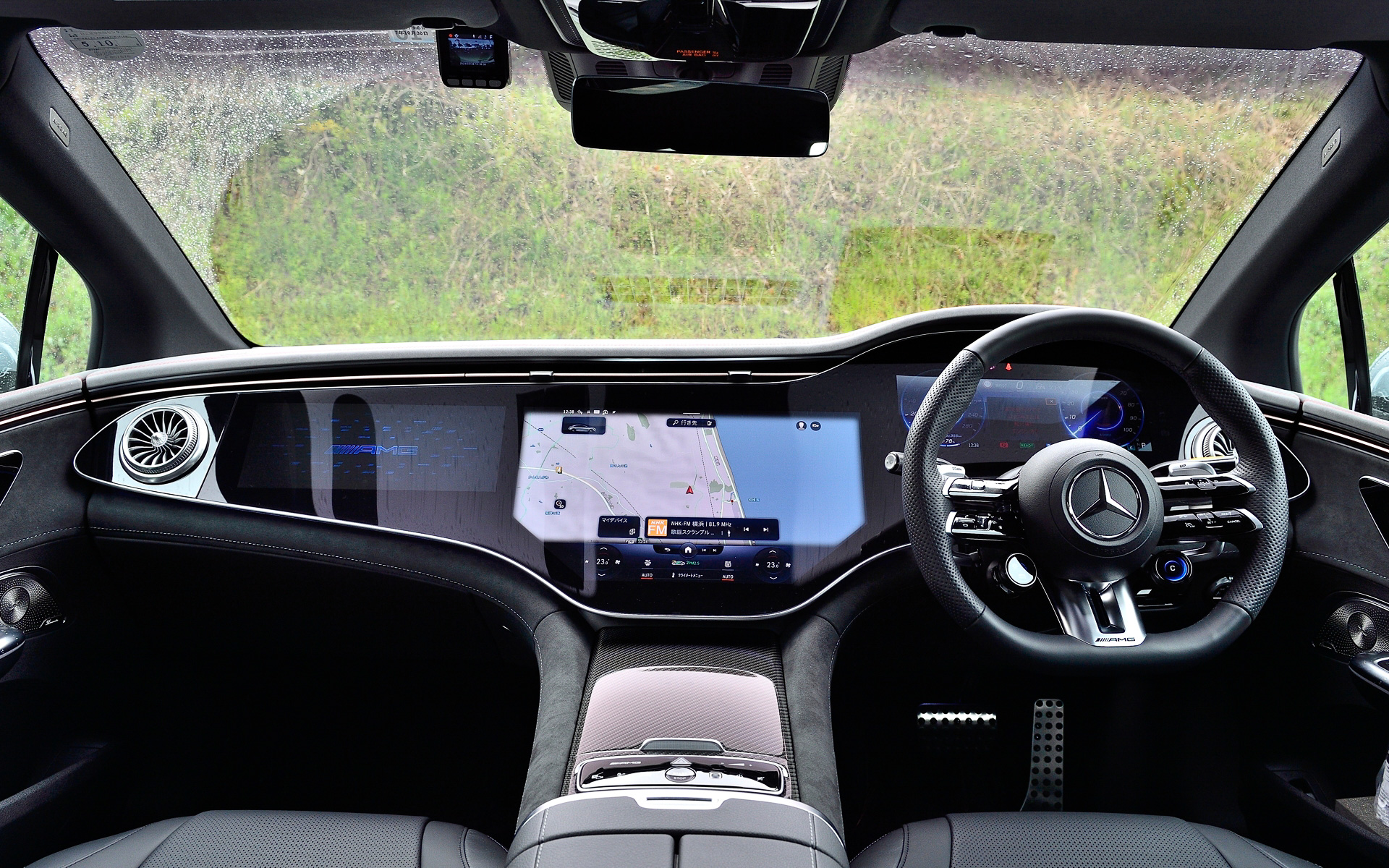 インテリアデザインではデジタルな要素を取り入れた。EQE 53にオプション設定のMBUXハイパースクリーンはEQEの象徴的な装備の1つで、3枚の高精細パネル（コクピットディスプレイ、有機ELメディアディスプレイ、有機ELフロントディスプレイ［助手席］）とダッシュボード全体を1枚のガラスで覆うワイドスクリーンで構成される。そのまわりを細いシルバーのフレーム、エアアウトレットを組み込んだルーバー状のトリムなどが囲む。また、センターコンソールの前部はダッシュボードにつながり、下側は宙に浮いたような構造を採用した