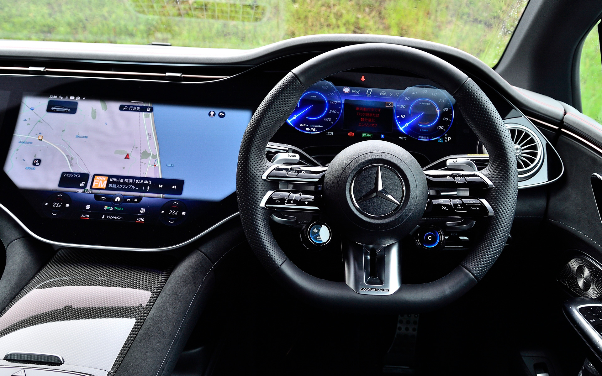 インテリアデザインではデジタルな要素を取り入れた。EQE 53にオプション設定のMBUXハイパースクリーンはEQEの象徴的な装備の1つで、3枚の高精細パネル（コクピットディスプレイ、有機ELメディアディスプレイ、有機ELフロントディスプレイ［助手席］）とダッシュボード全体を1枚のガラスで覆うワイドスクリーンで構成される。そのまわりを細いシルバーのフレーム、エアアウトレットを組み込んだルーバー状のトリムなどが囲む。また、センターコンソールの前部はダッシュボードにつながり、下側は宙に浮いたような構造を採用した