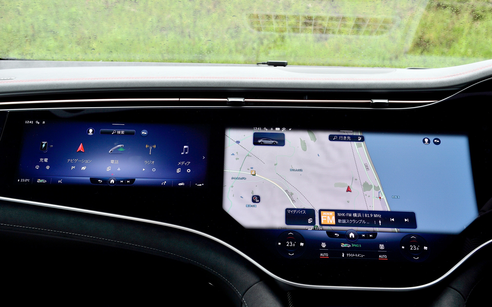 インテリアデザインではデジタルな要素を取り入れた。EQE 53にオプション設定のMBUXハイパースクリーンはEQEの象徴的な装備の1つで、3枚の高精細パネル（コクピットディスプレイ、有機ELメディアディスプレイ、有機ELフロントディスプレイ［助手席］）とダッシュボード全体を1枚のガラスで覆うワイドスクリーンで構成される。そのまわりを細いシルバーのフレーム、エアアウトレットを組み込んだルーバー状のトリムなどが囲む。また、センターコンソールの前部はダッシュボードにつながり、下側は宙に浮いたような構造を採用した