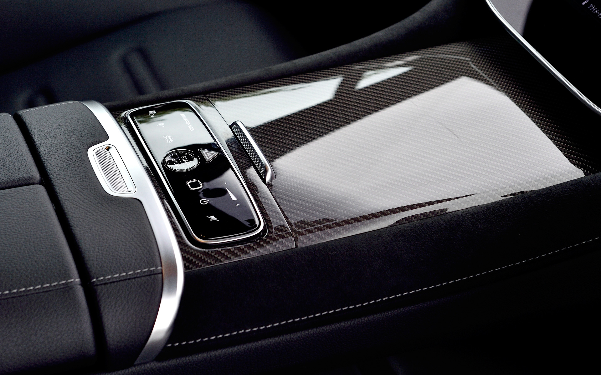 インテリアデザインではデジタルな要素を取り入れた。EQE 53にオプション設定のMBUXハイパースクリーンはEQEの象徴的な装備の1つで、3枚の高精細パネル（コクピットディスプレイ、有機ELメディアディスプレイ、有機ELフロントディスプレイ［助手席］）とダッシュボード全体を1枚のガラスで覆うワイドスクリーンで構成される。そのまわりを細いシルバーのフレーム、エアアウトレットを組み込んだルーバー状のトリムなどが囲む。また、センターコンソールの前部はダッシュボードにつながり、下側は宙に浮いたような構造を採用した