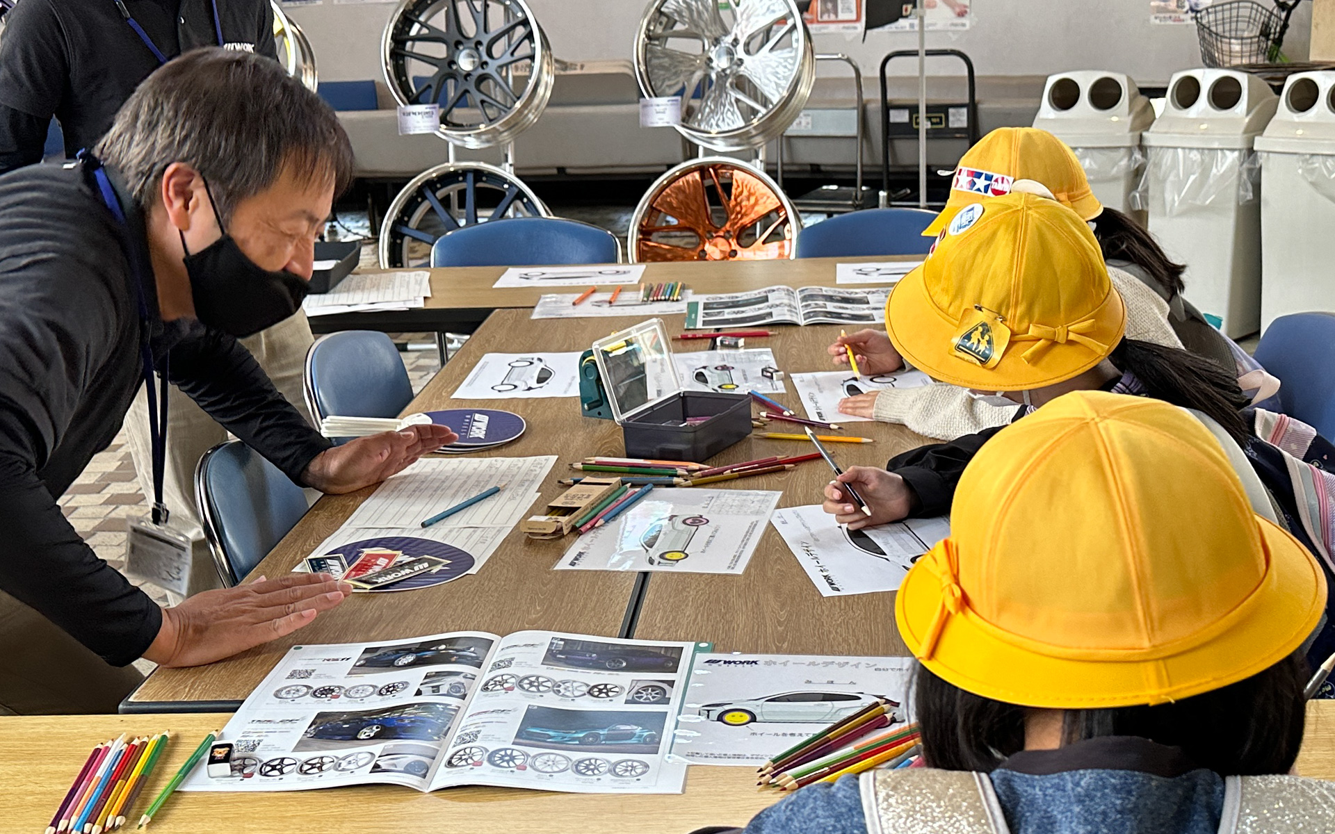 ワークは小学生向けにホイールのデザインと塗り絵が体験できるコーナーを用意した