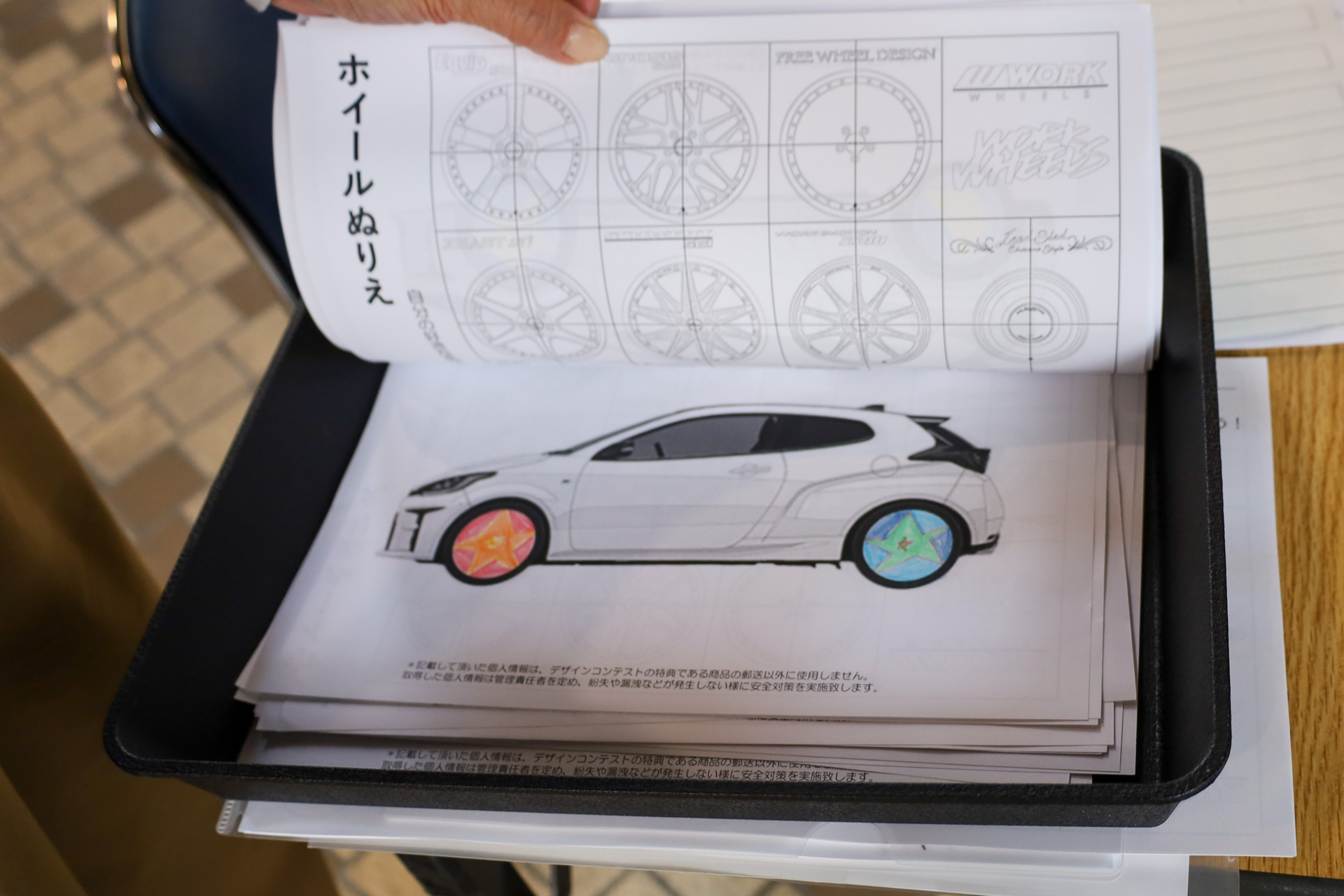 前後で色やデザインの異なるホイールを描いた作品