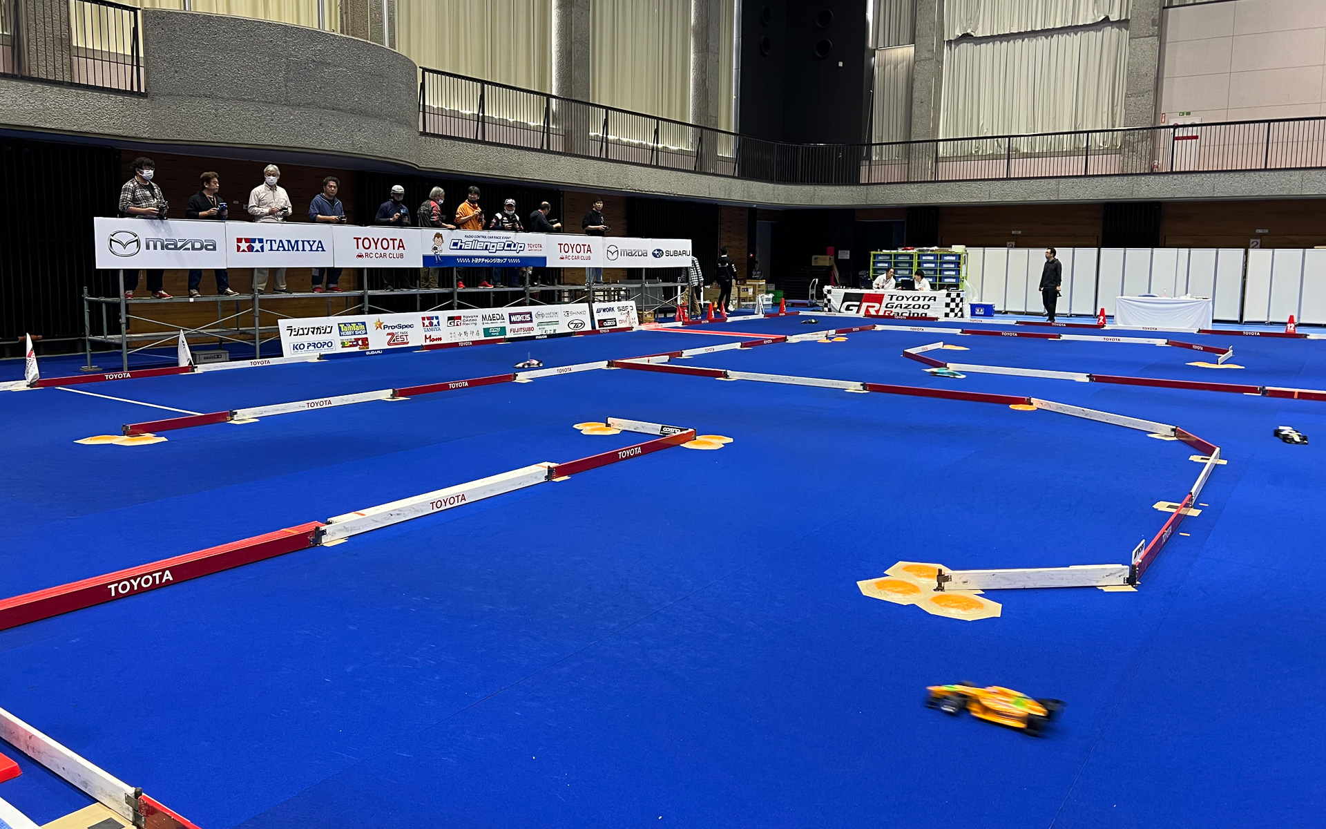 静岡市南部体育館に特設のRCカーコースを設置