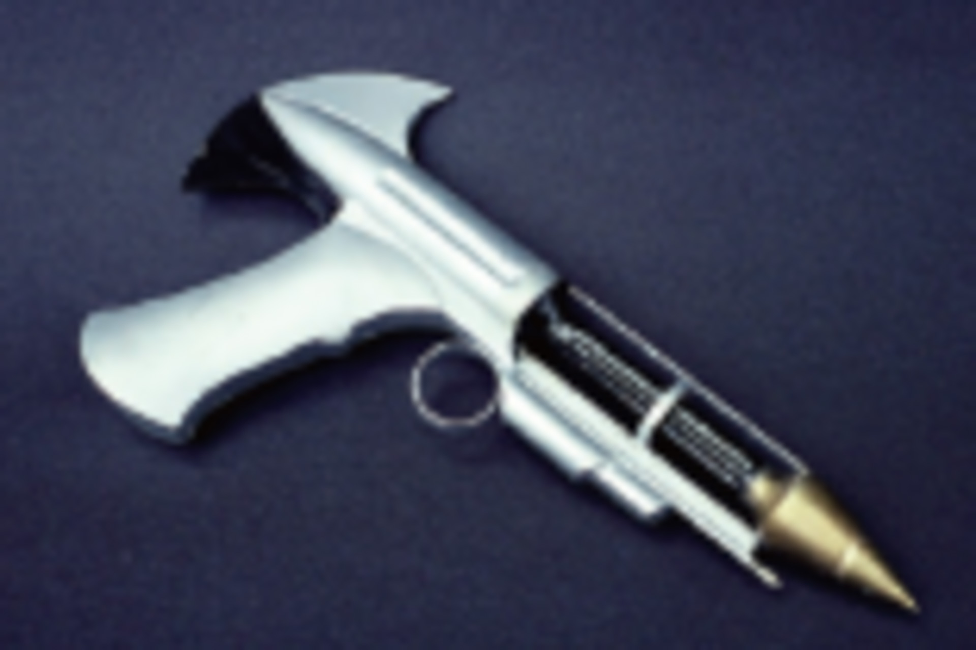 作品に登場した隊員服やヘルメット、ビデオレシーバー、作品シナリオなどが特別展示される