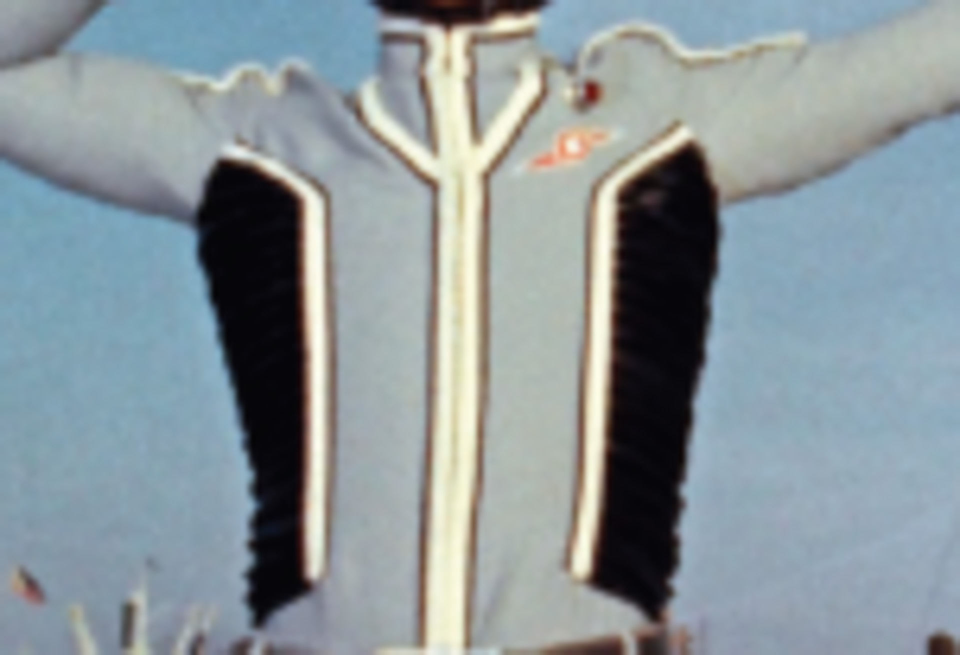 作品に登場した隊員服やヘルメット、ビデオレシーバー、作品シナリオなどが特別展示される