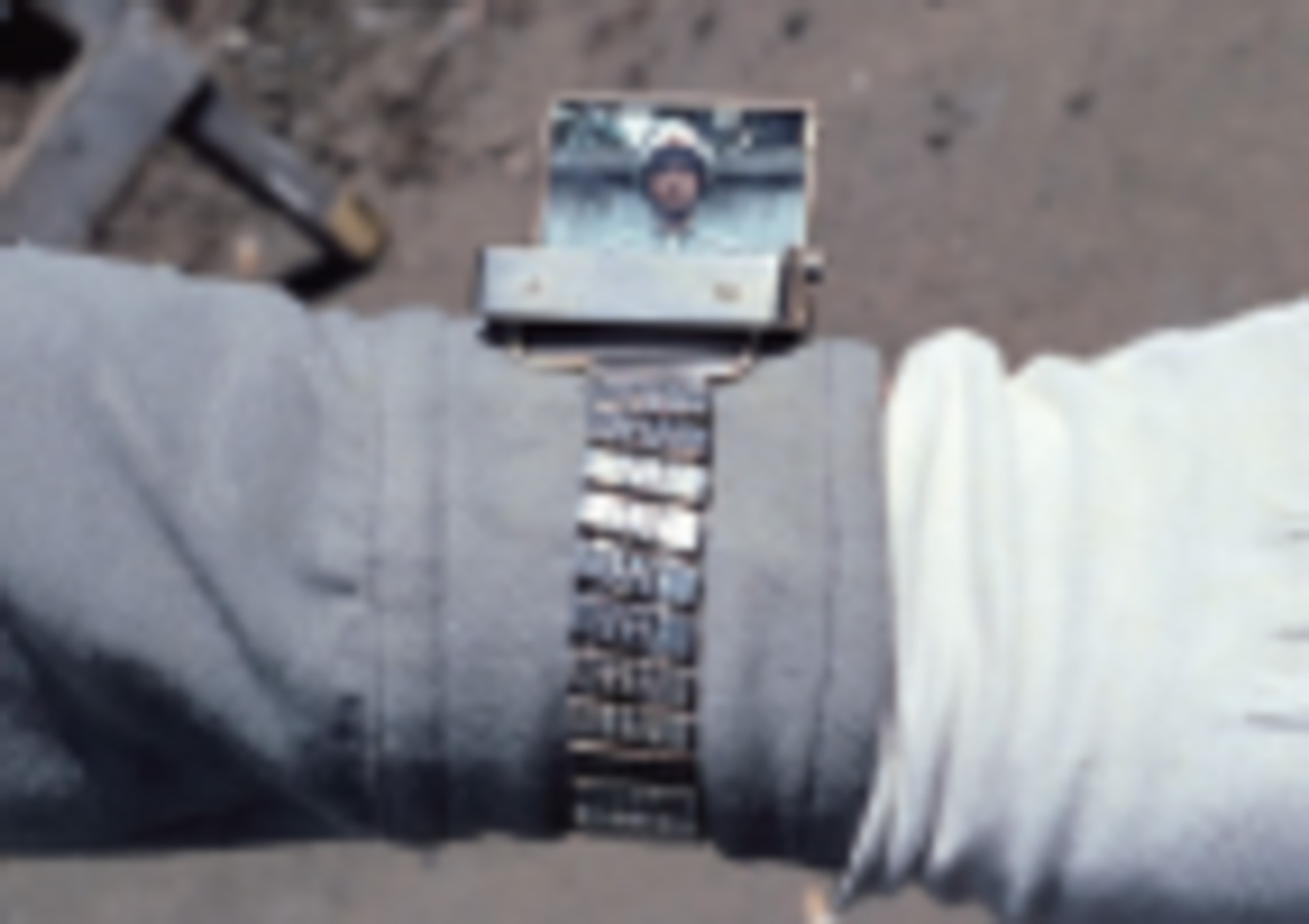 作品に登場した隊員服やヘルメット、ビデオレシーバー、作品シナリオなどが特別展示される