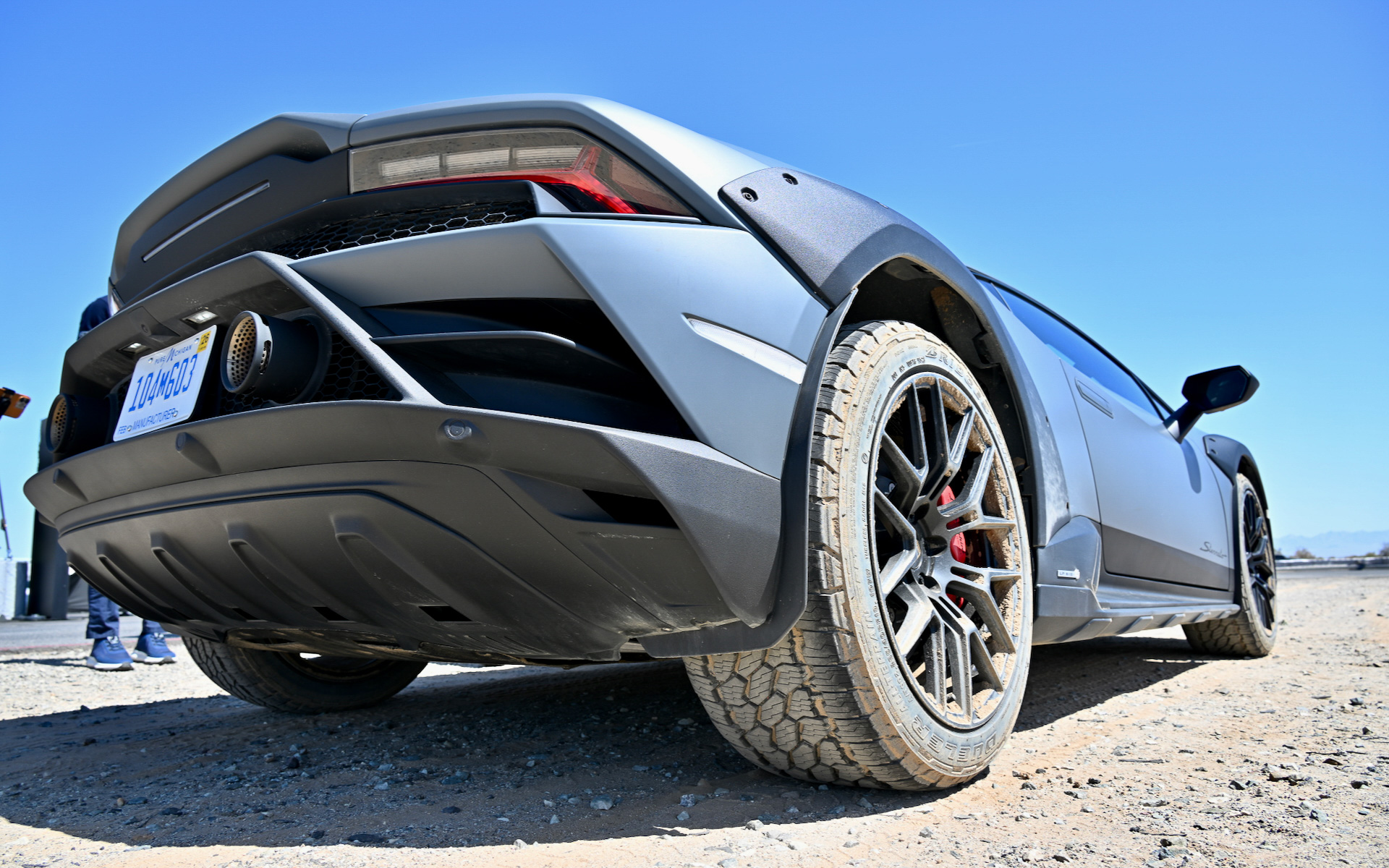 今回試乗したのは日本では2023年2月に発表された新型「ウラカン ステラート」(3116万5367円)。ベースモデル「ウラカン EVO」の車高を44mmアップしてオフロード走行も可能にしたモデルで、ボディサイズは4525×1956×1248mm(全長×全幅×全高)。タイヤはブリヂストンと共同開発したランフラットの「DUELER AT002」で、サイズはフロントが235/40R19、リアが285/40R19。ブレーキシステムはフロントが直径380mm、厚さ38mmのクロスドリル・カーボンセラミックディスクと6ピストン・アルミ製モノブロックキャリパー、リアは直径356mm、厚さ36mmのディスクと4ピストンキャリパーを備える