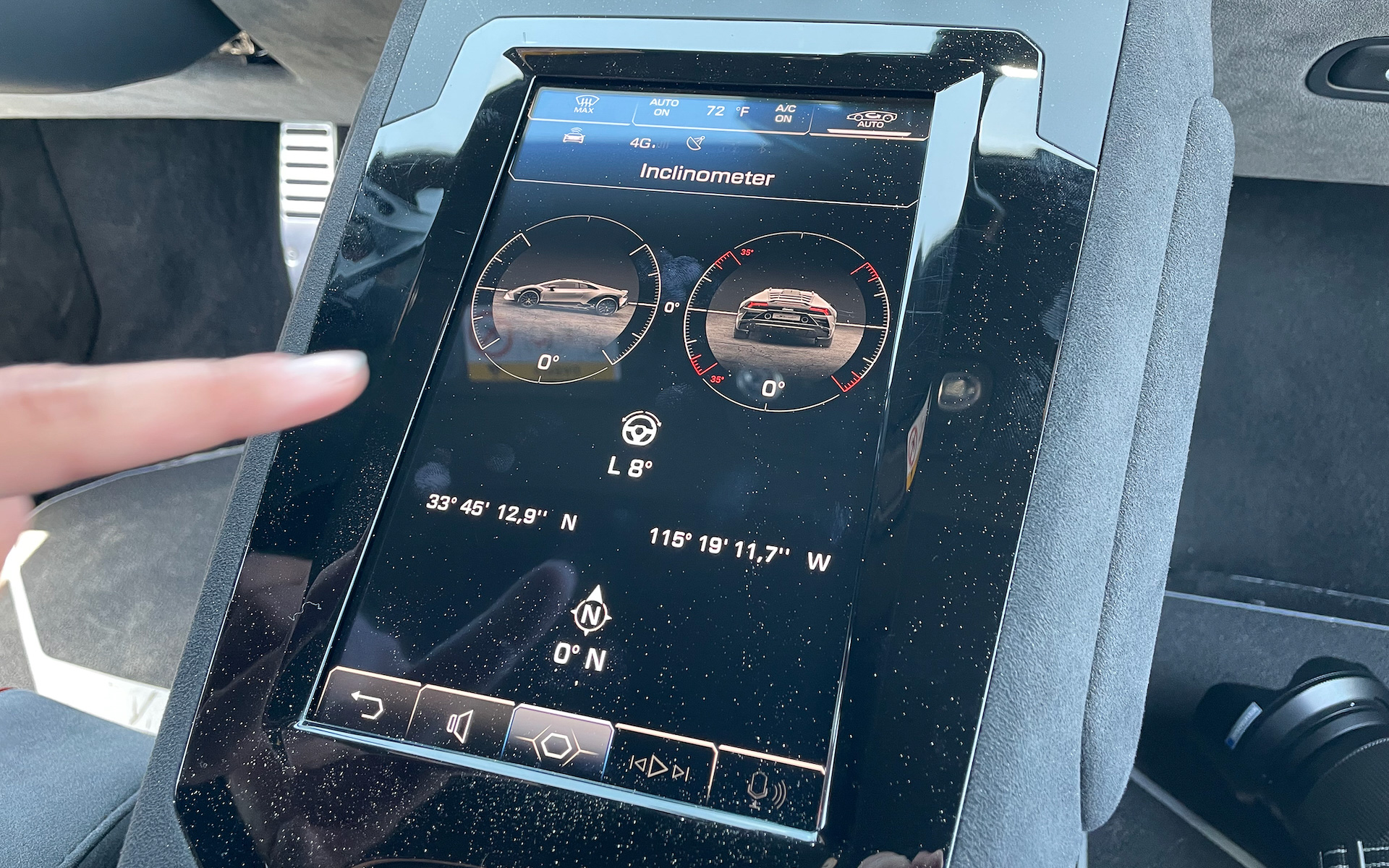 ウラカン ステラートのインテリア。ディスプレイにはオフロード走行に向けてピッチ・ロールインジケーター付きデジタル傾斜計やコンパス、地理座標測定器、操舵角測定器などが表示可能
