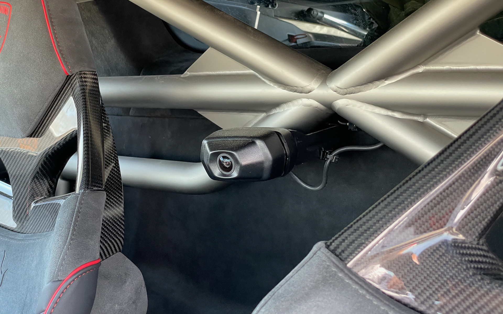 ロールケージに装着されたカメラ