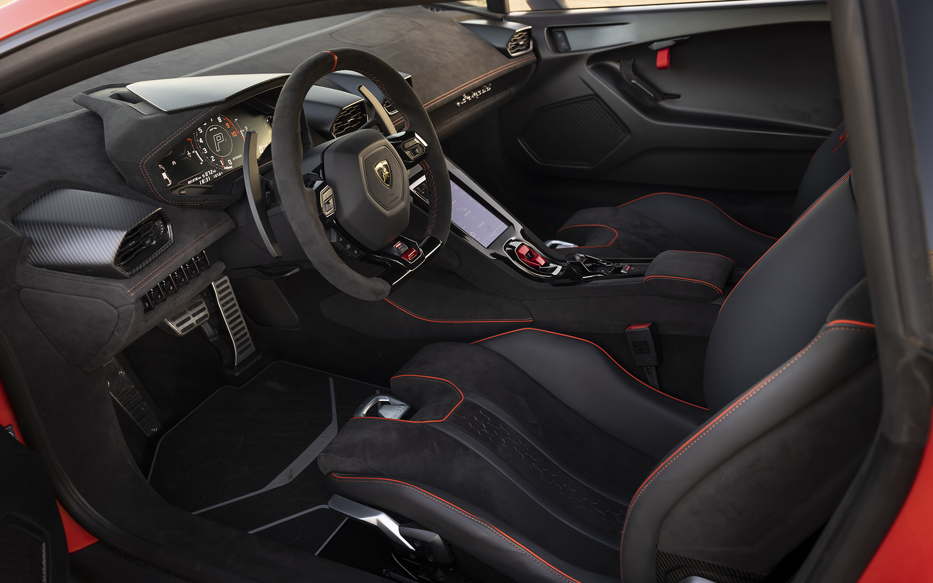 ウラカン ステラートのインテリア。ディスプレイにはオフロード走行に向けてピッチ・ロールインジケーター付きデジタル傾斜計やコンパス、地理座標測定器、操舵角測定器などが表示可能