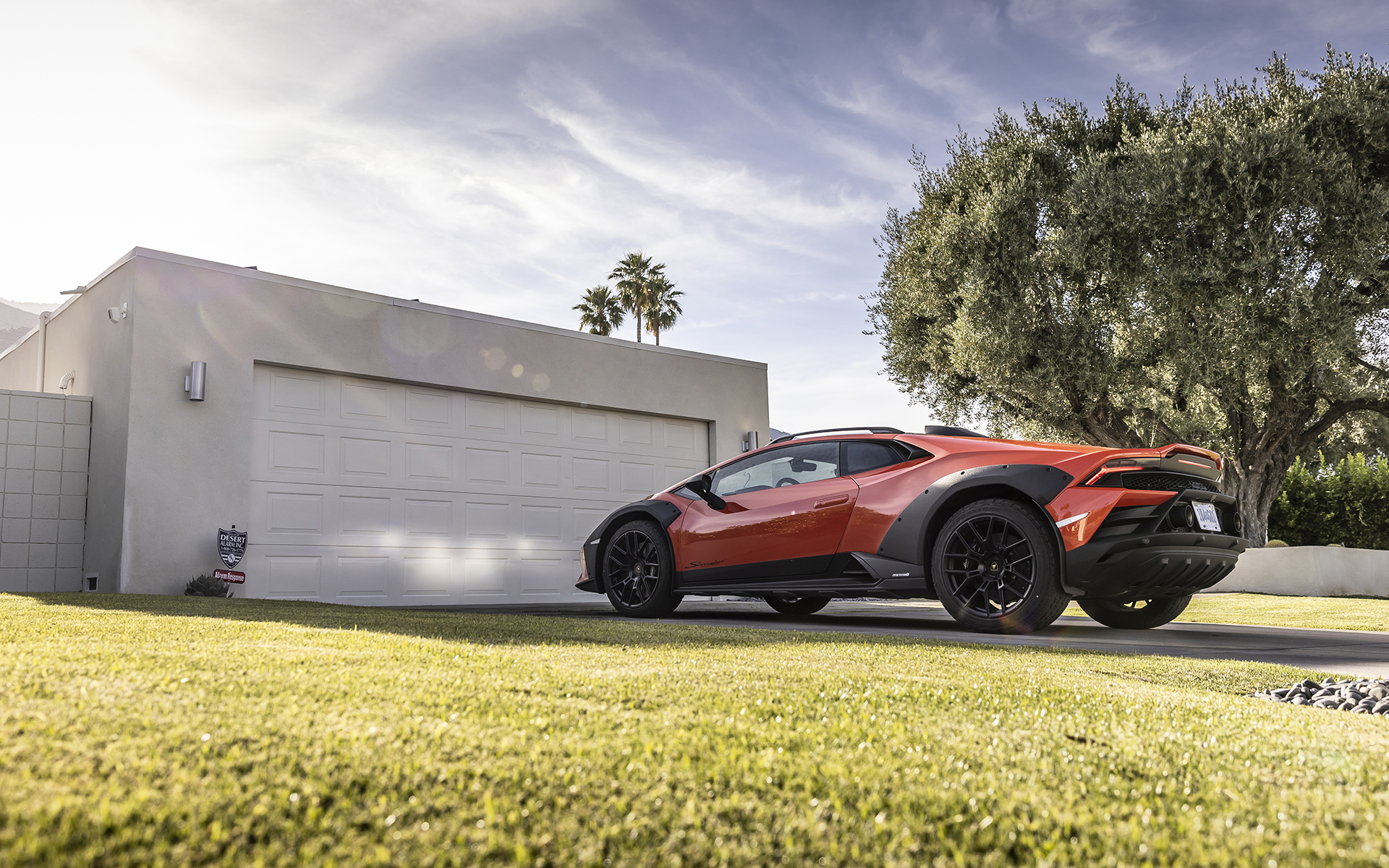 今回試乗したのは日本では2023年2月に発表された新型「ウラカン ステラート」（3116万5367円）。ベースモデル「ウラカン EVO」の車高を44mmアップしてオフロード走行も可能にしたモデルで、ボディサイズは4525×1956×1248mm（全長×全幅×全高）。タイヤはブリヂストンと共同開発したランフラットの「DUELER AT002」で、サイズはフロントが235/40R19、リアが285/40R19。ブレーキシステムはフロントが直径380mm、厚さ38mmのクロスドリル・カーボンセラミックディスクと6ピストン・アルミ製モノブロックキャリパー、リアは直径356mm、厚さ36mmのディスクと4ピストンキャリパーを備える