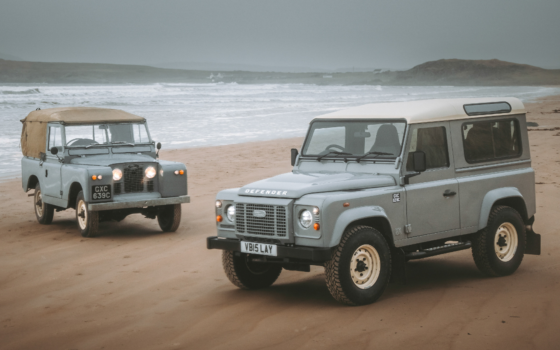 LAND ROVER SERIES IIA（奥）、CLASSIC DEFENDER WORKS V8 ISLAY EDITION（手前）