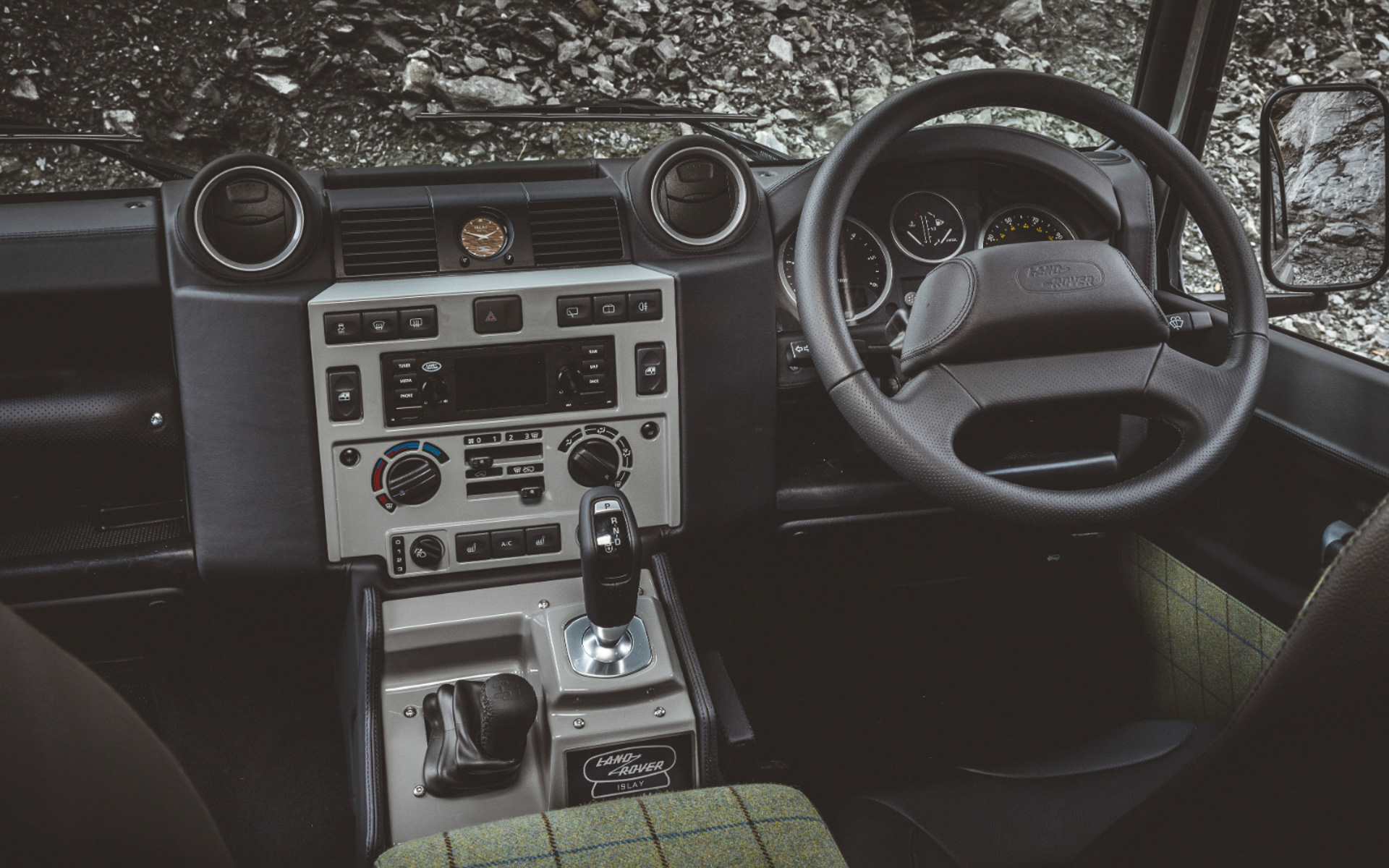 ブランド発祥の地アイラ島とのつながりを表現したインテリア