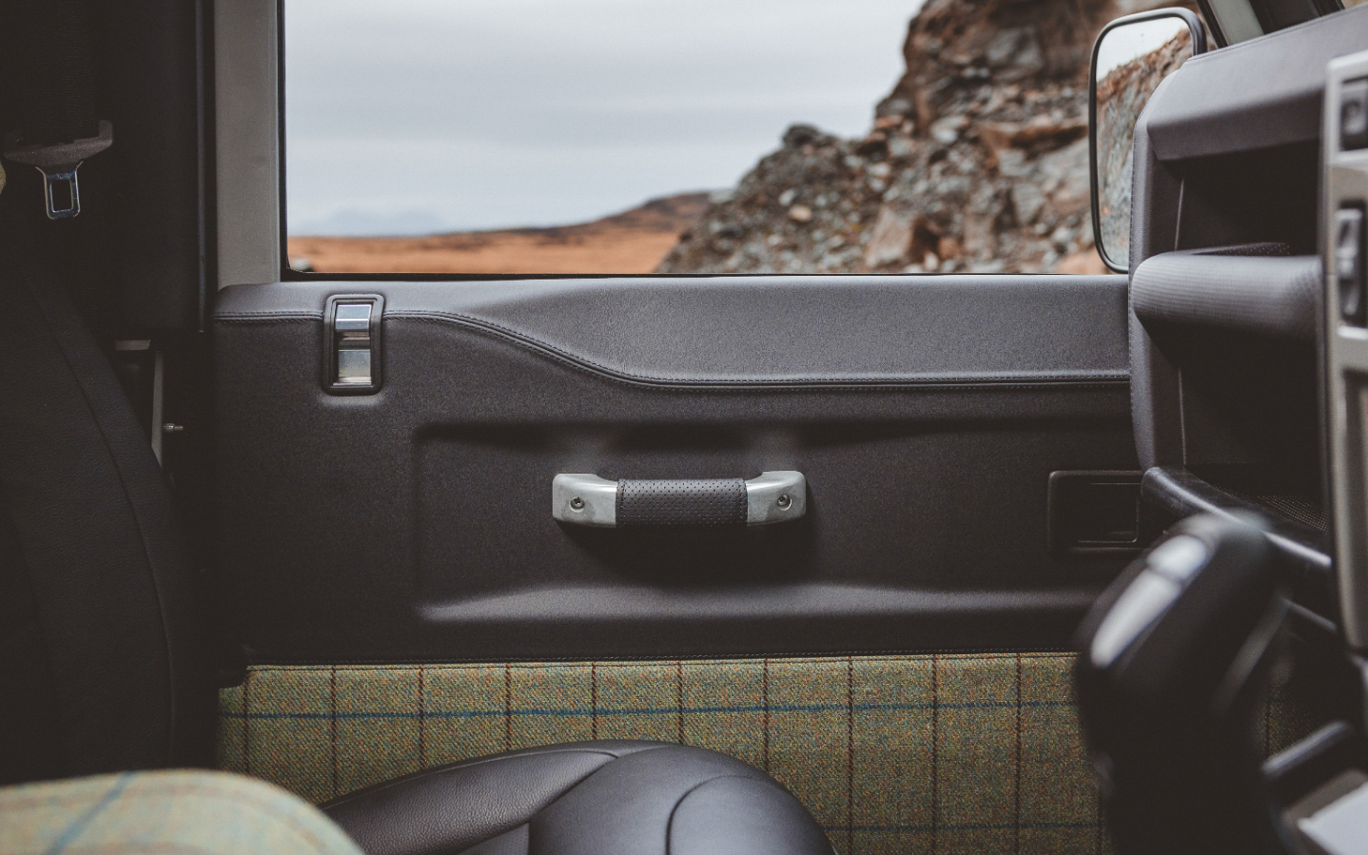 アイラ島の海と空を表す青、地元の植物であるヘザーをイメージした紫、草地を表す淡い黄色などを取り入れている