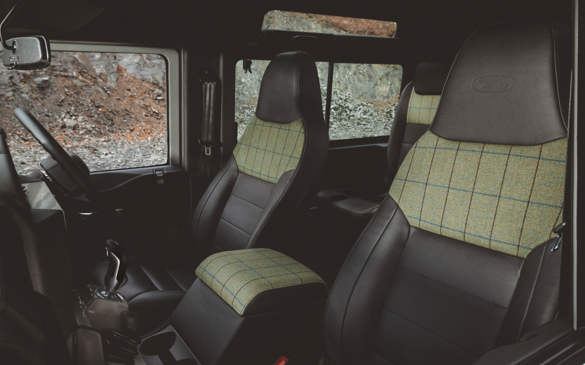 アイラ島の海と空を表す青、地元の植物であるヘザーをイメージした紫、草地を表す淡い黄色などを取り入れている