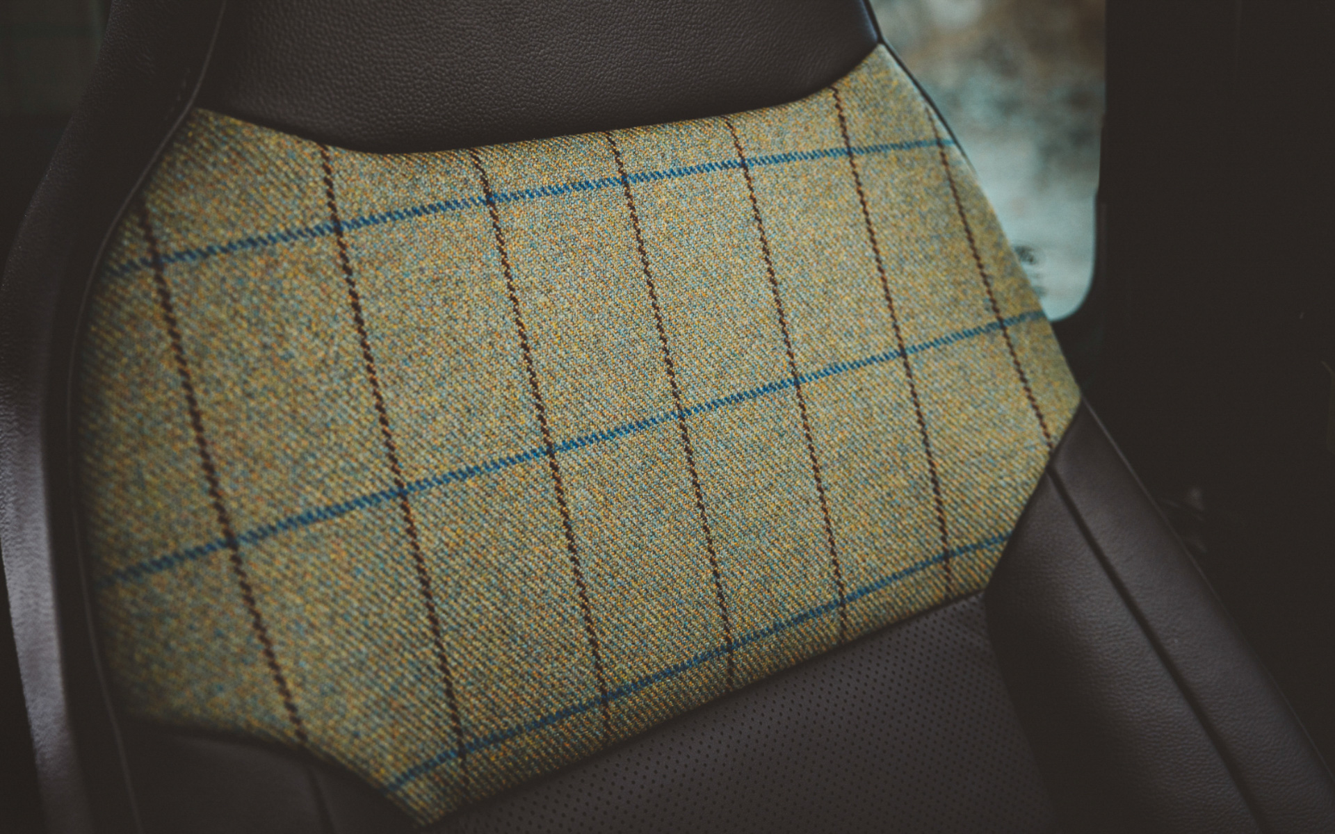 アイラ島の海と空を表す青、地元の植物であるヘザーをイメージした紫、草地を表す淡い黄色などを取り入れている