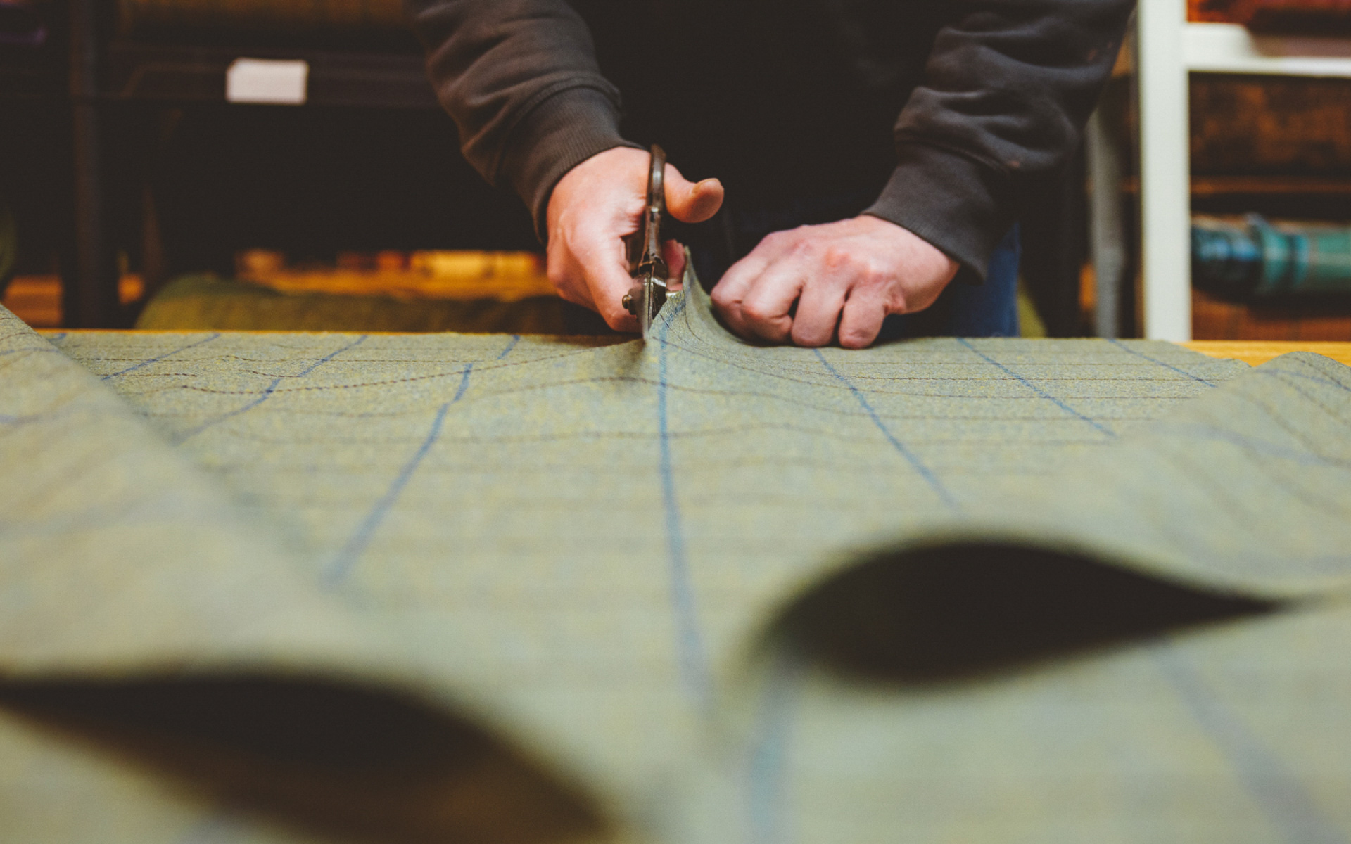 アイラ島の毛織物工場から厳選した手触りのよいツイードを内装に採用