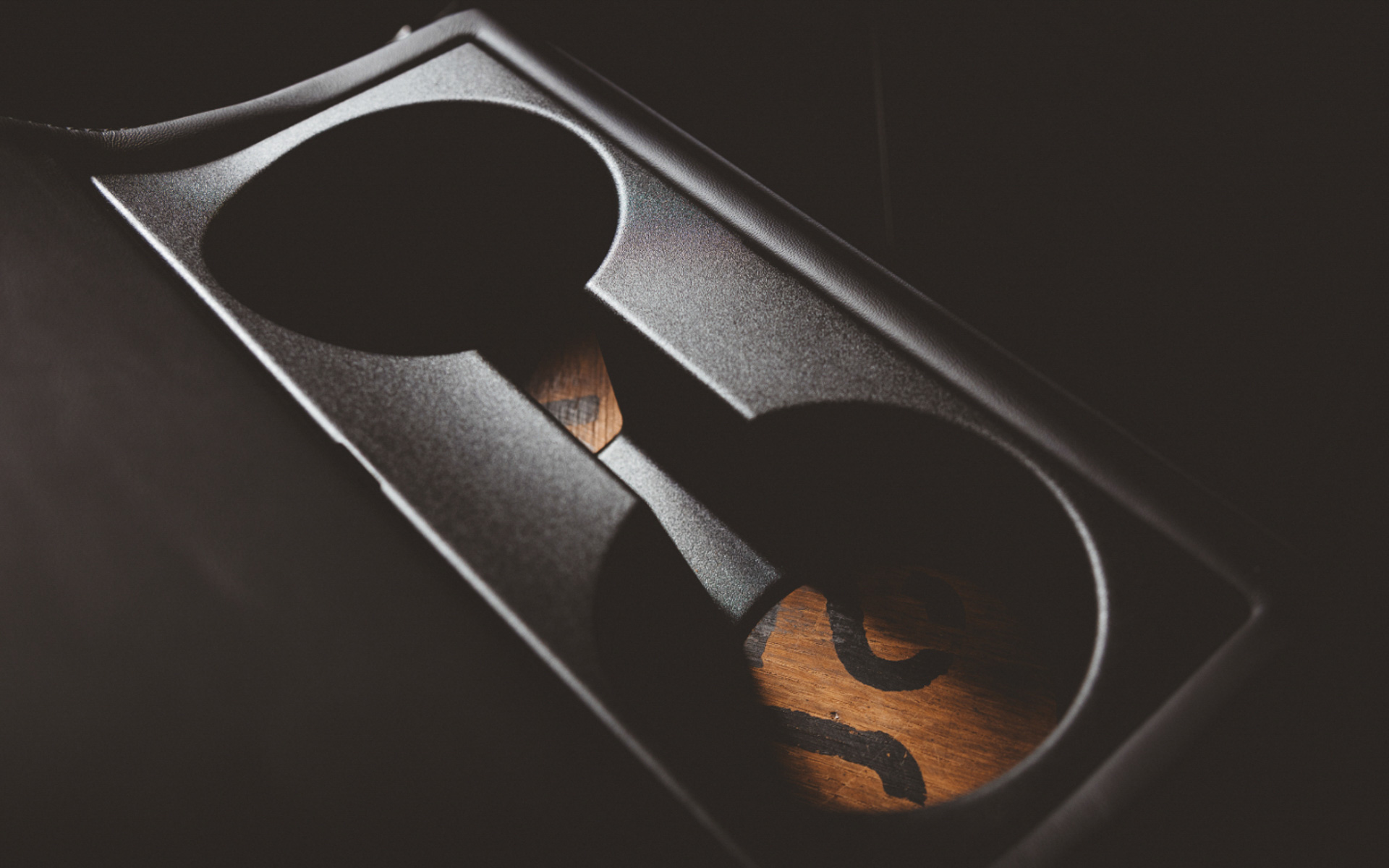 ドリンクホルダーの底にもオーク材を使用