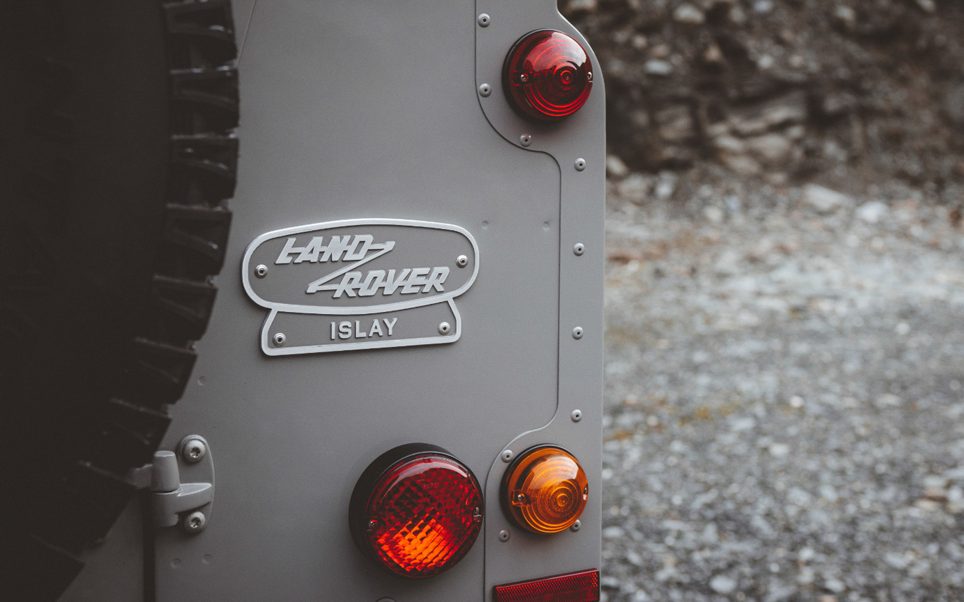 ボディカラーと同色の「LAND ROVER」ヘリテージロゴ