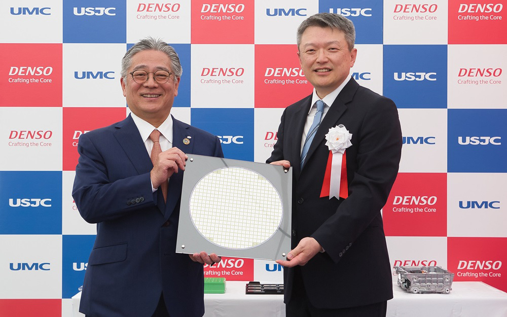 株式会社デンソー 代表取締役社長 有馬浩二氏（左）、ユナイテッド・マイクロエレクトロニクス・コーポレーション Co-President Jason Wang氏（右）が出荷式に出席