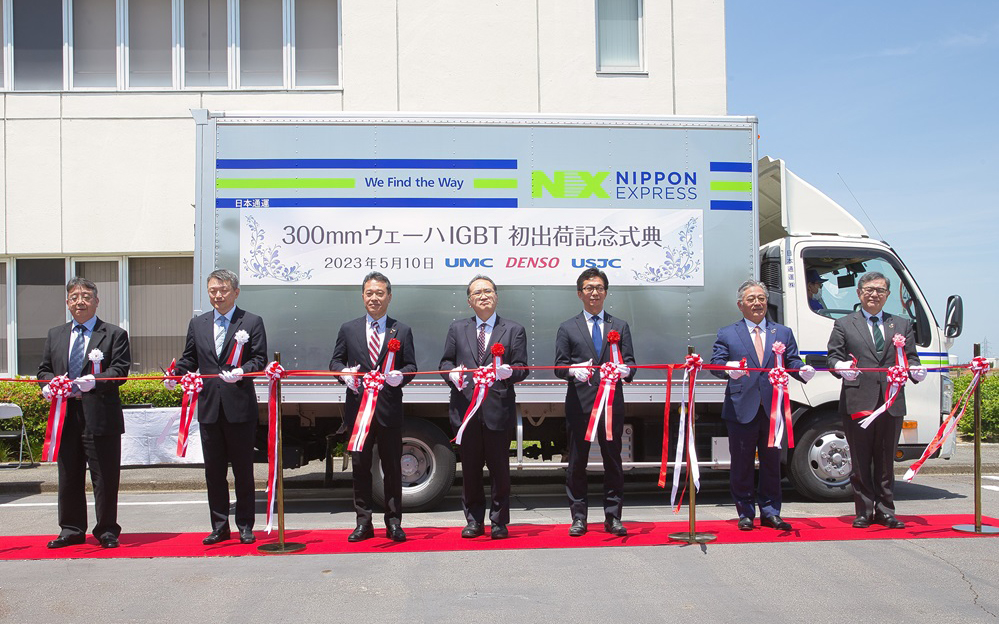 テープカットの様子