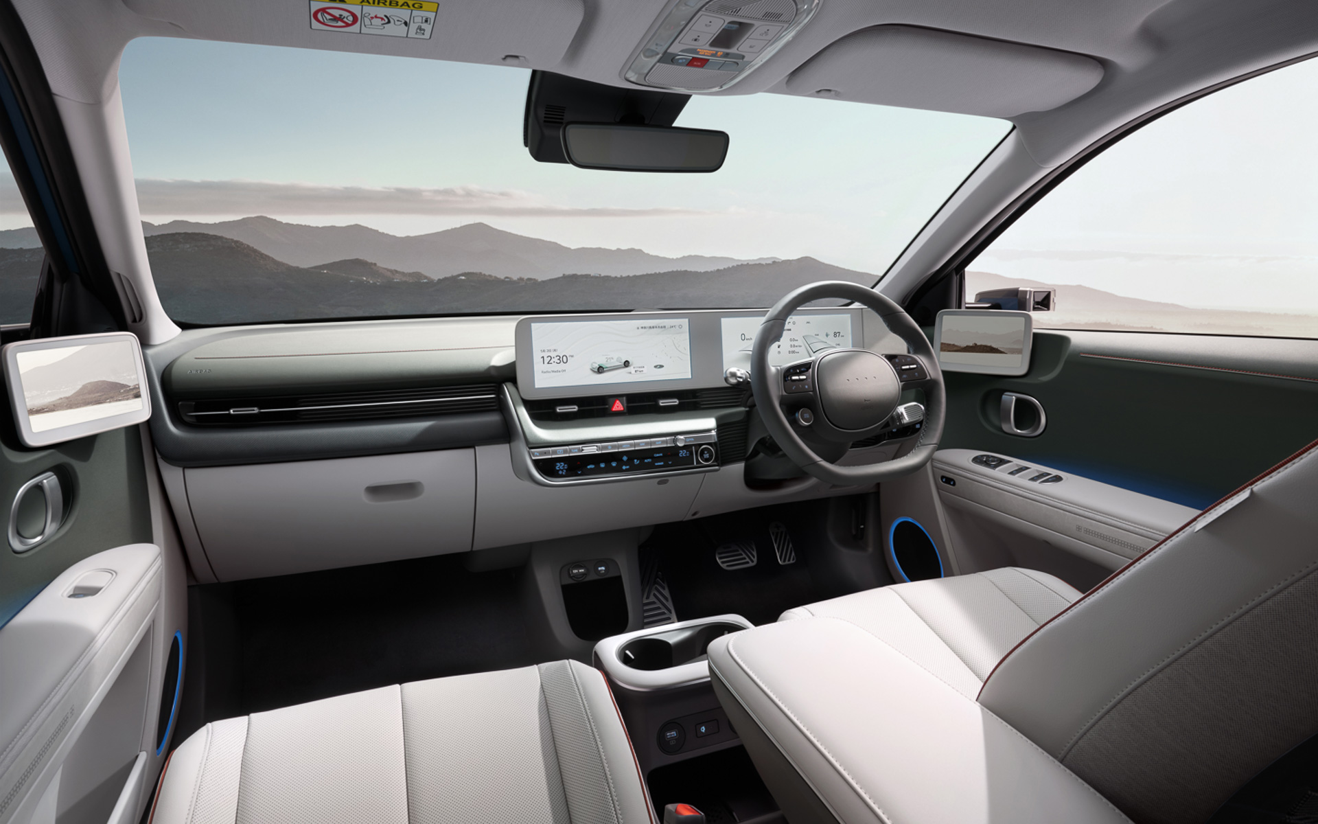 内装は限定車専用の「ダークティール」を採用