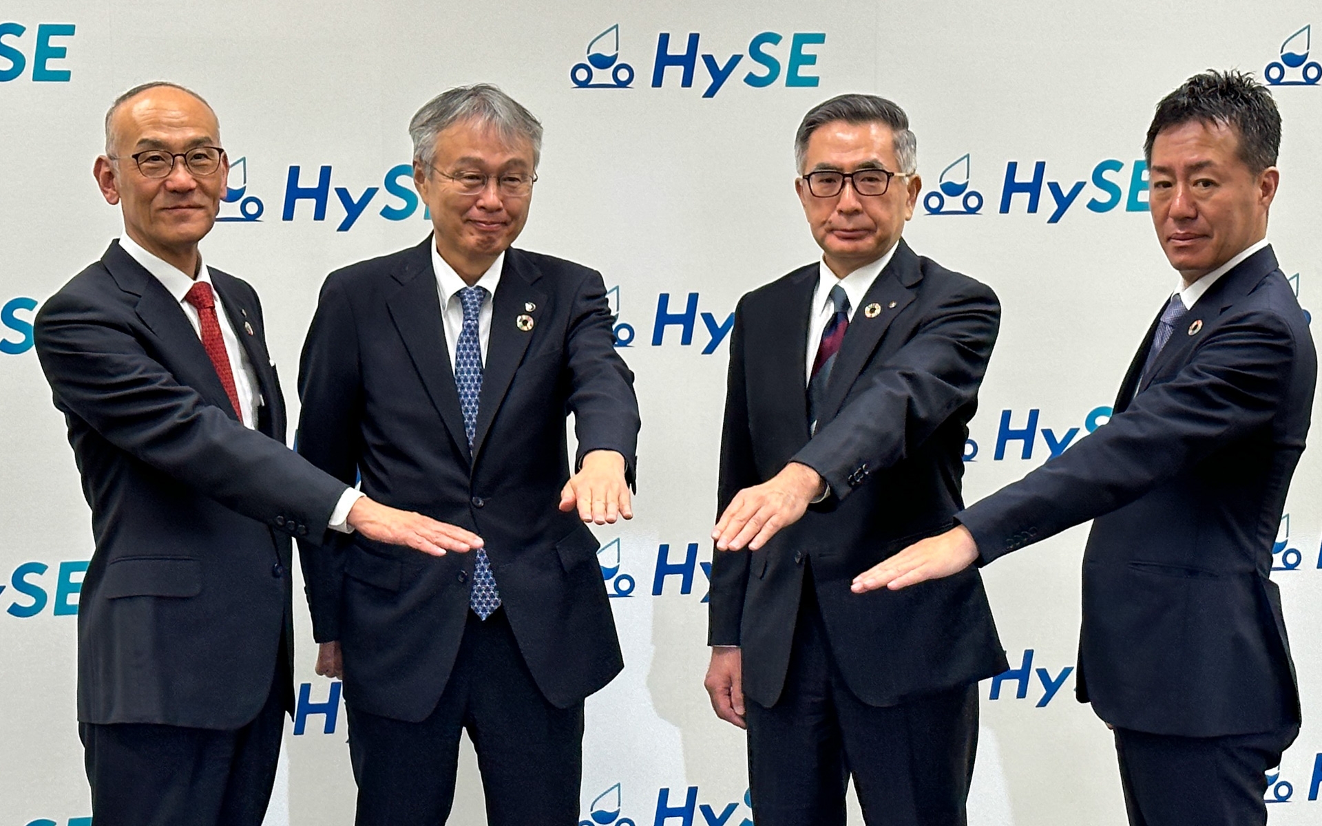 左からヤマハ発動機株式会社 代表取締役社長 日髙祥博氏、カワサキモータース株式会社 代表取締役 社長執行役員 伊藤浩氏、スズキ株式会社 社長 鈴木俊宏氏、本田技研工業株式会社 執行職 二輪パワープロダクツ開発生産統括部長 塚本飛佳留氏