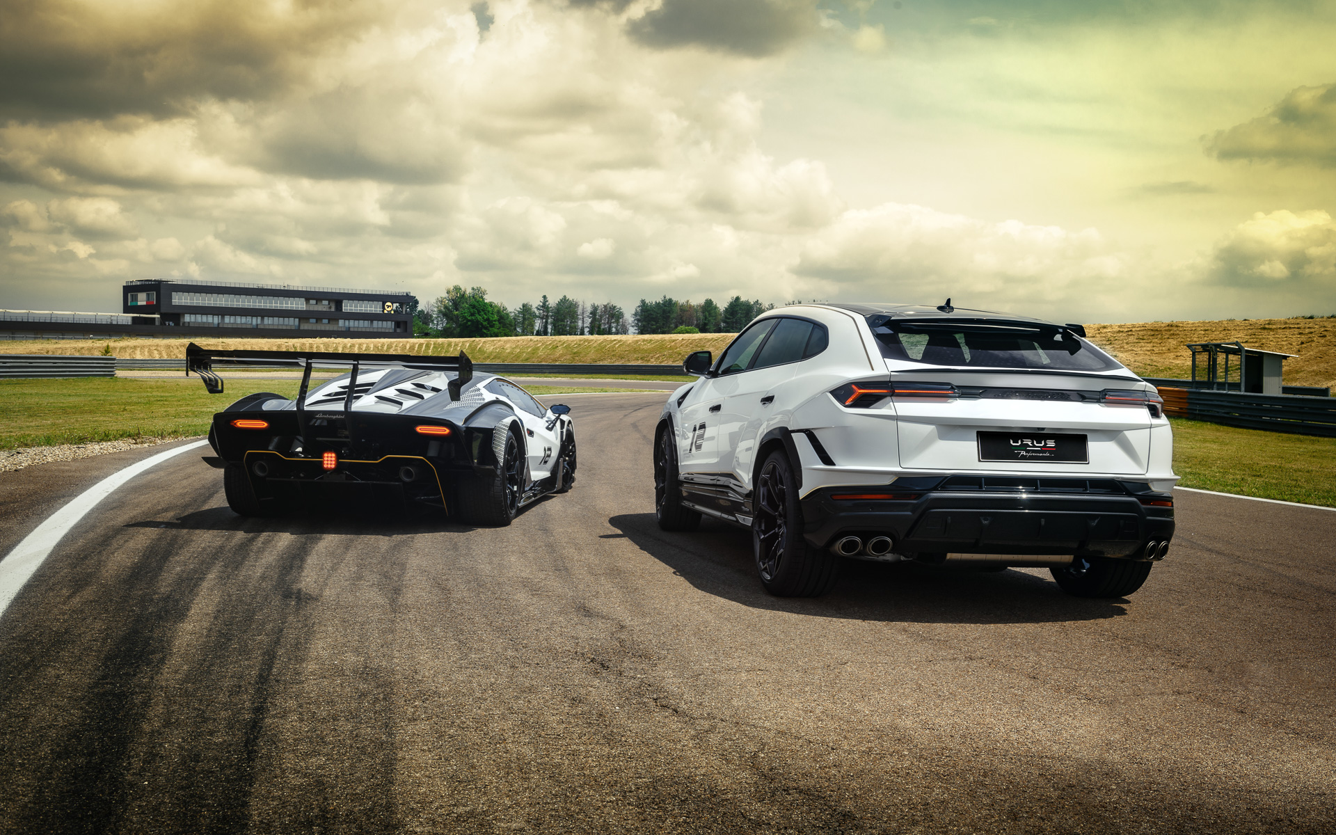 「ウルス ペルフォルマンテ エッセンツァ SCV12」と「エッセンツァ SCV12」