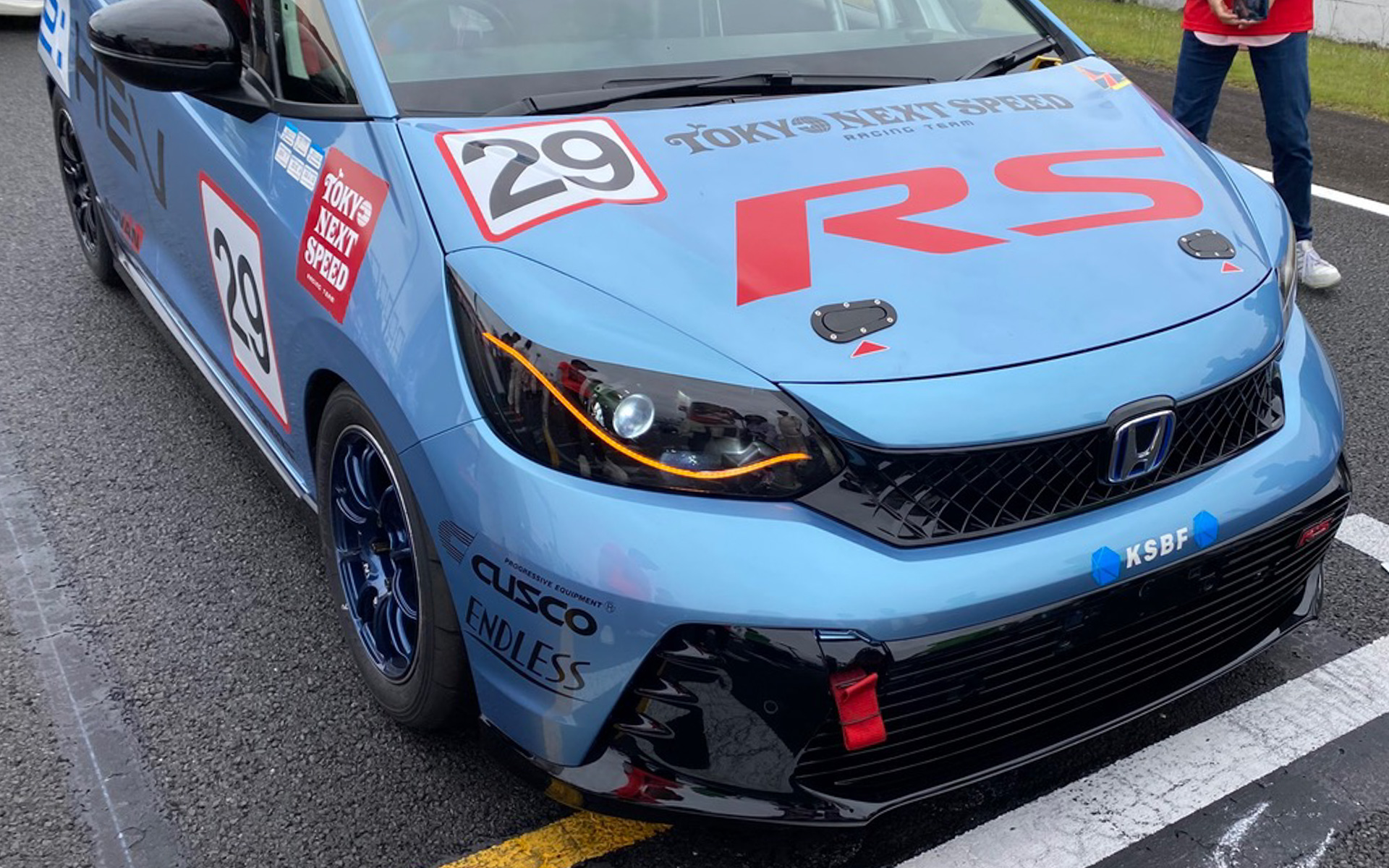 恥ずかしながら、グリッドについて教えてもらうまでまったく気が付かなかったのですが（笑）、いつの間にかわがチームのマシン、フィット4 e:HEVに流れるウインカーがついていました！　市販車のウインカーは太くてライトを囲むようなラインなんですが、こちらは細くてなめらかなラインに光るのが新鮮です。ホンダエンジニアには、こういう遊び心が受け継がれているんだなぁと感じます