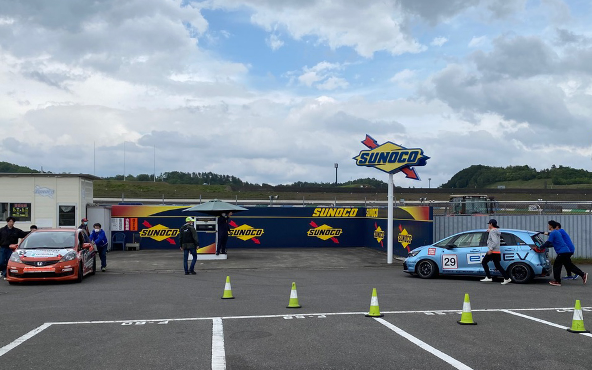 コースからピットインする際に給油をするための通路が作られていて、エンジン停止で手押しでガソリンスタンドまで運ぶのがJoy耐の決まり。毎年、暑い中に手押しで給油しに行くのはすごく大変なんですが、その分、お祭りの神輿担ぎみたいな感じで、チームの結束力が試されるシーンでもあります。今年は寒かったので、押す方もドライバーも体にはラクだったみたいですね