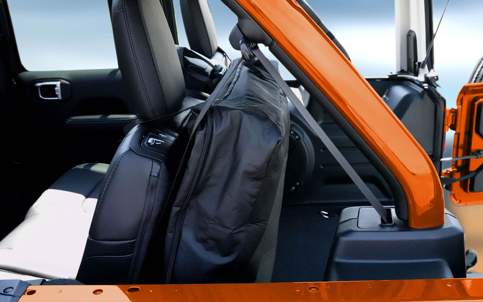 リアクォーターウィンドウは簡単に取り外しでき、専用バッグに収納し、リアシート背面に取り付けられる