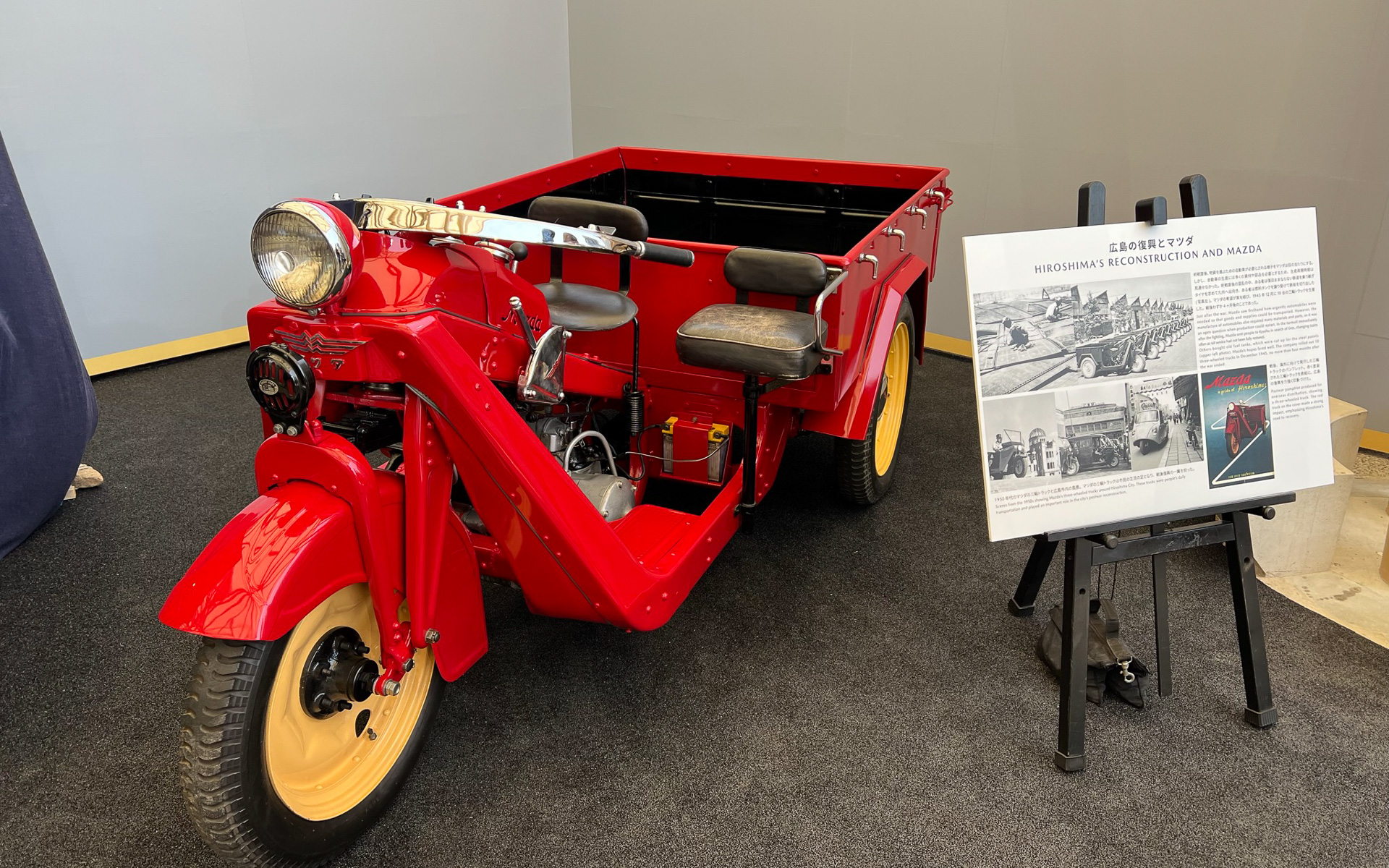 マツダ戦後初のオート三輪。戦後で資材のない時代に作られたため、燃料貯蔵タンクの廃材を再利用しているとのこと
