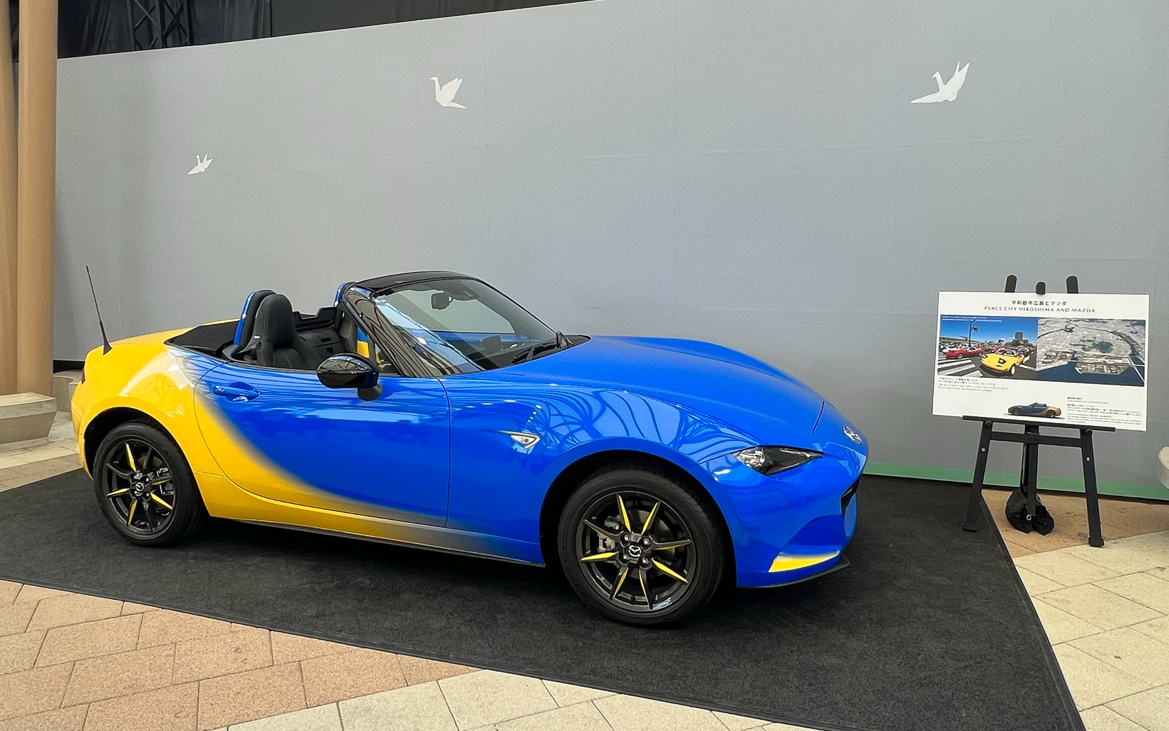 ウクライナの人々に1日でも早く日常が戻ることを願って青×黄の特別塗装が行なわれたロードスター