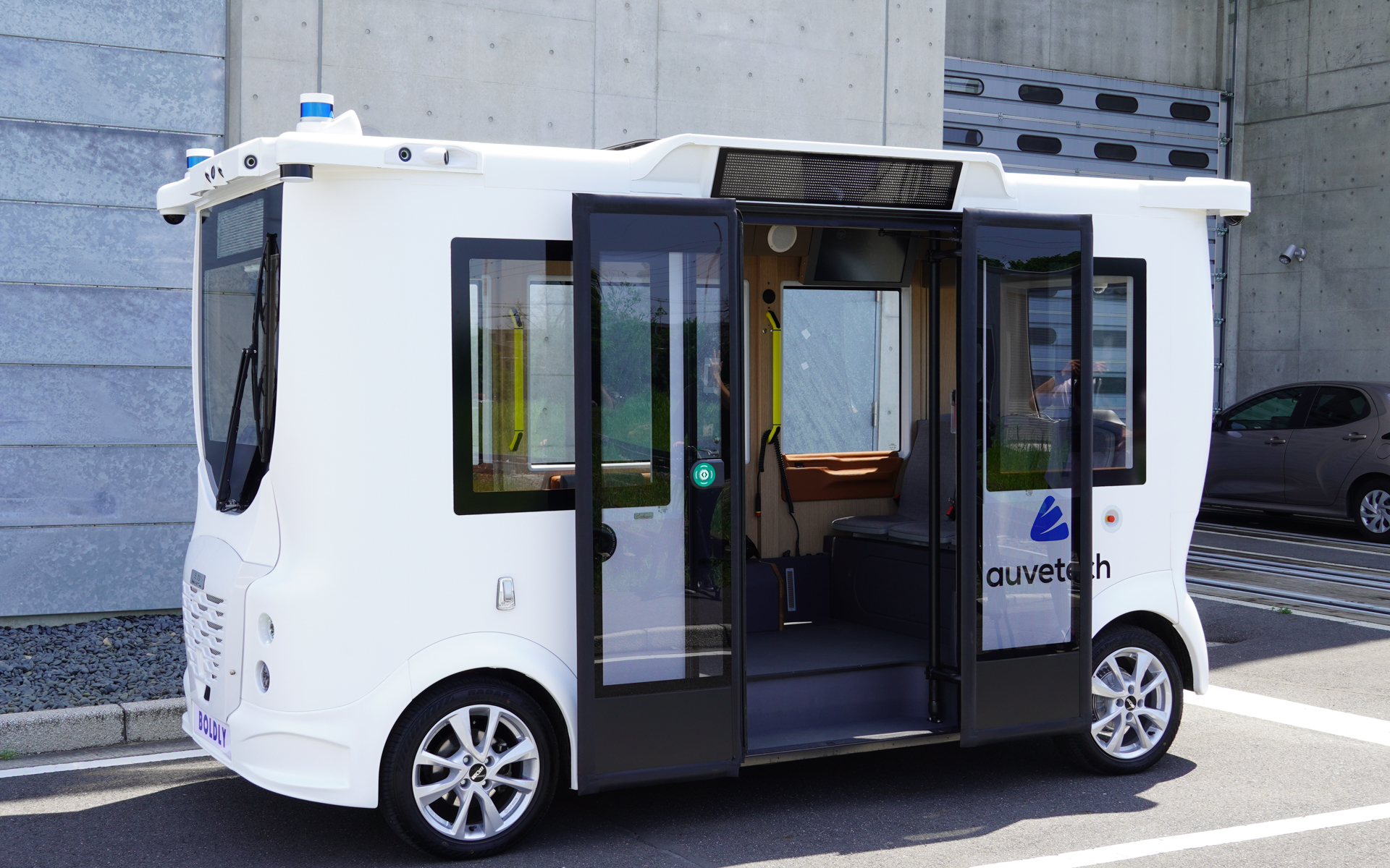 客用ドアは左側に装着