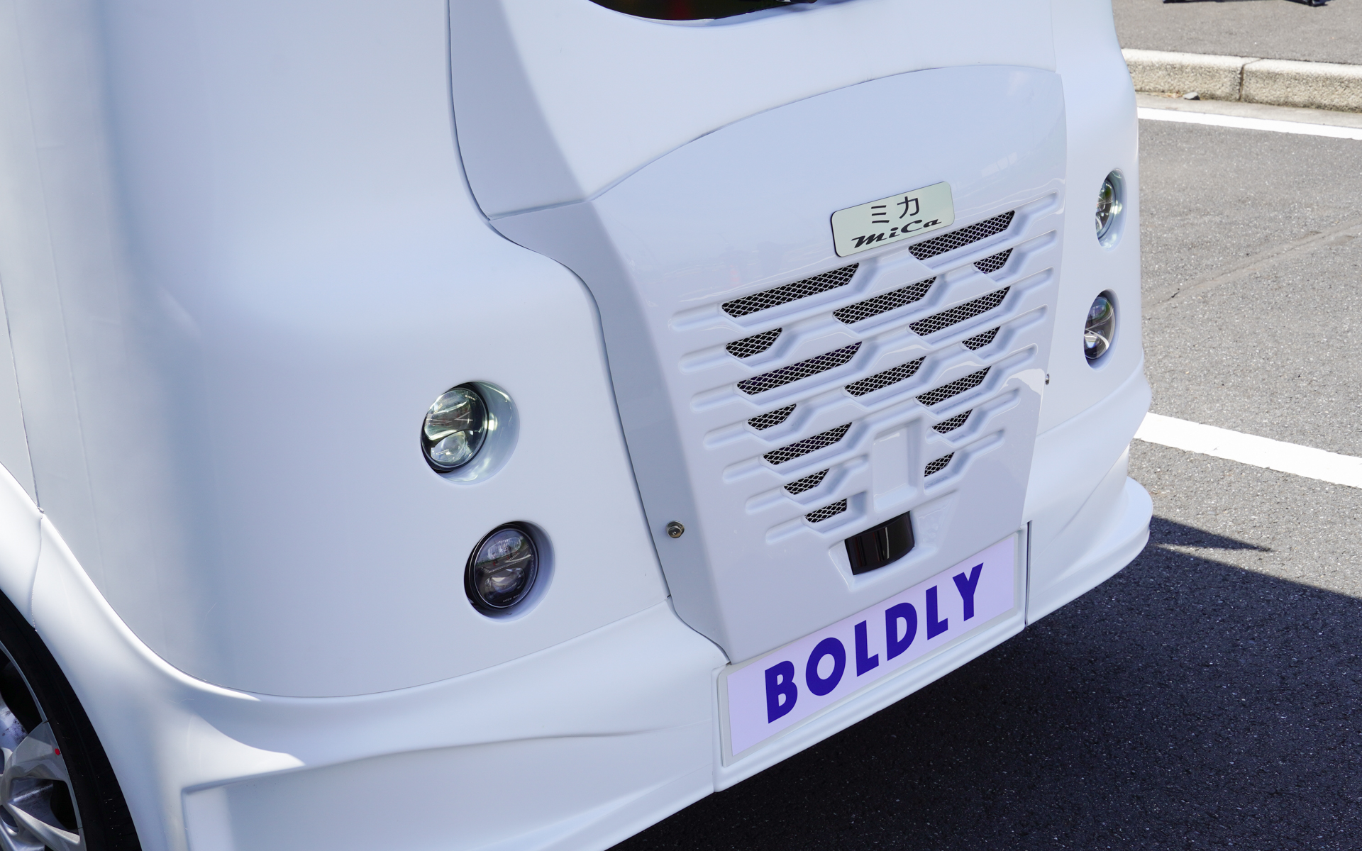 バンパー中央部に、センサーを搭載