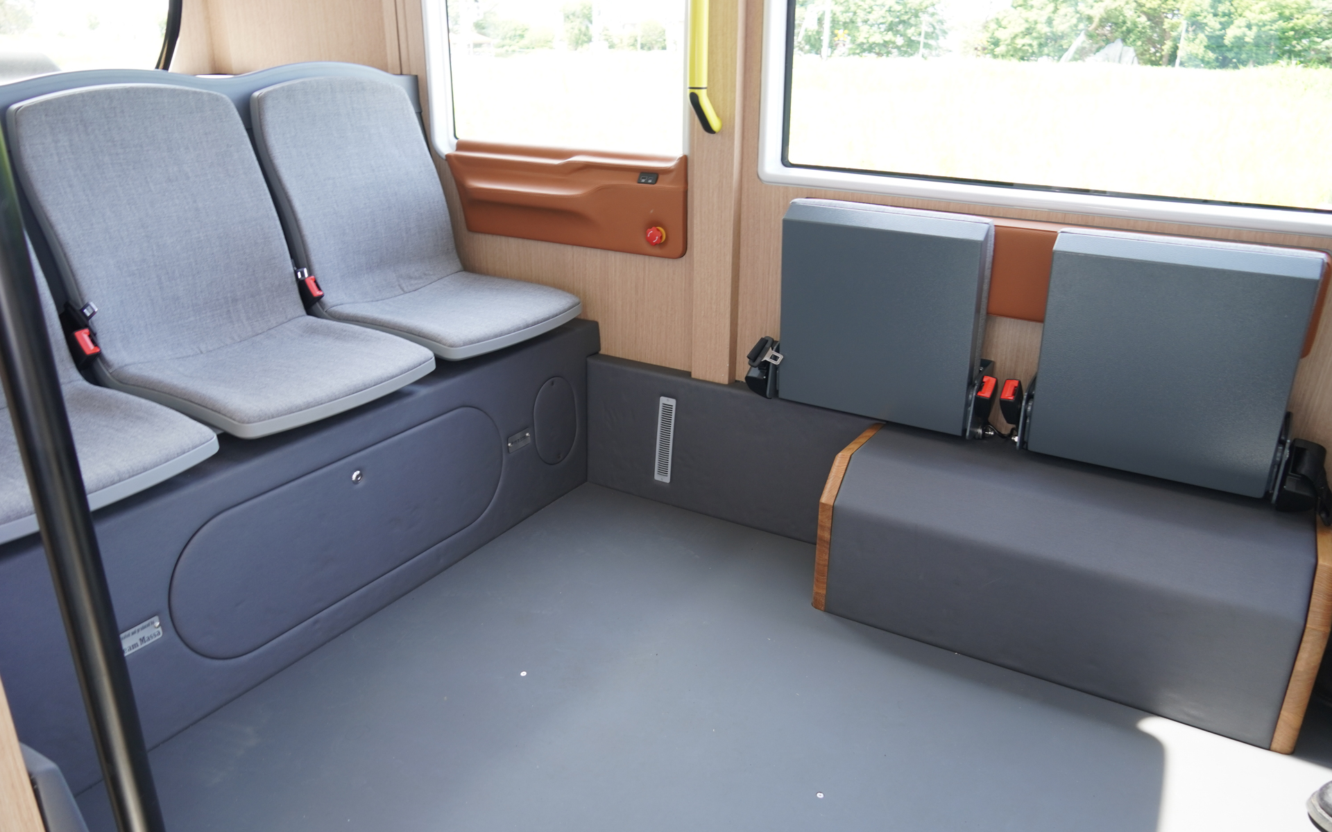 MiCaは最大8名乗車、前後に向かい合わせに3席ずつ、側面に折り畳み式のシートが2席ある。2点式だがシートベルトもある