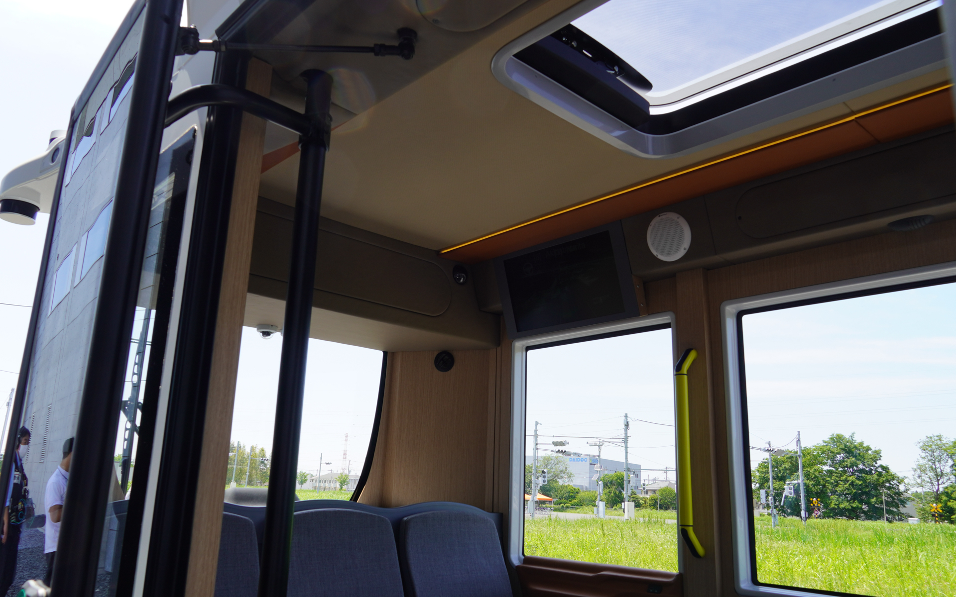 MiCaの車内にはモニターやカメラがある