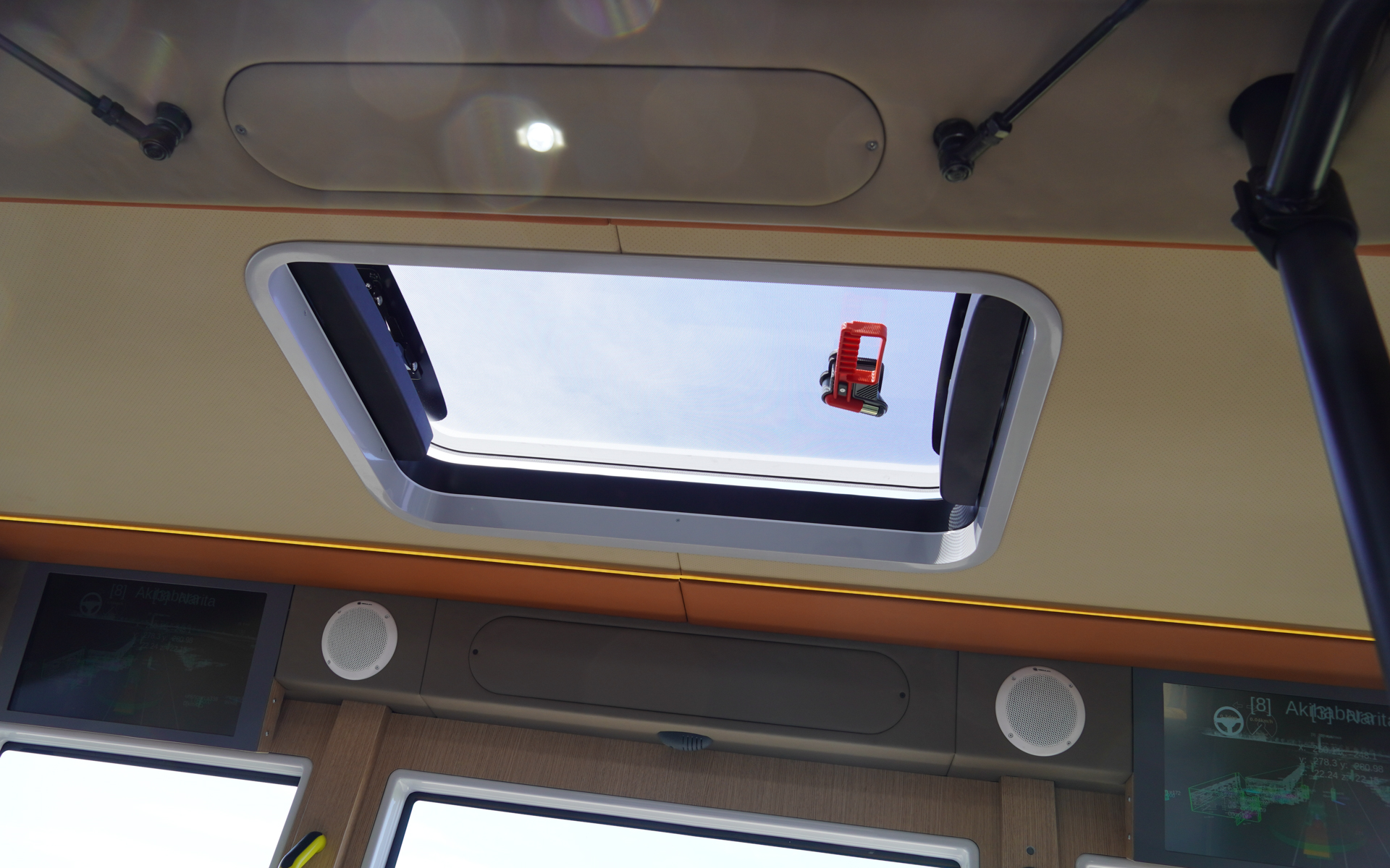 グラスルーフとなっており、車内は明るい