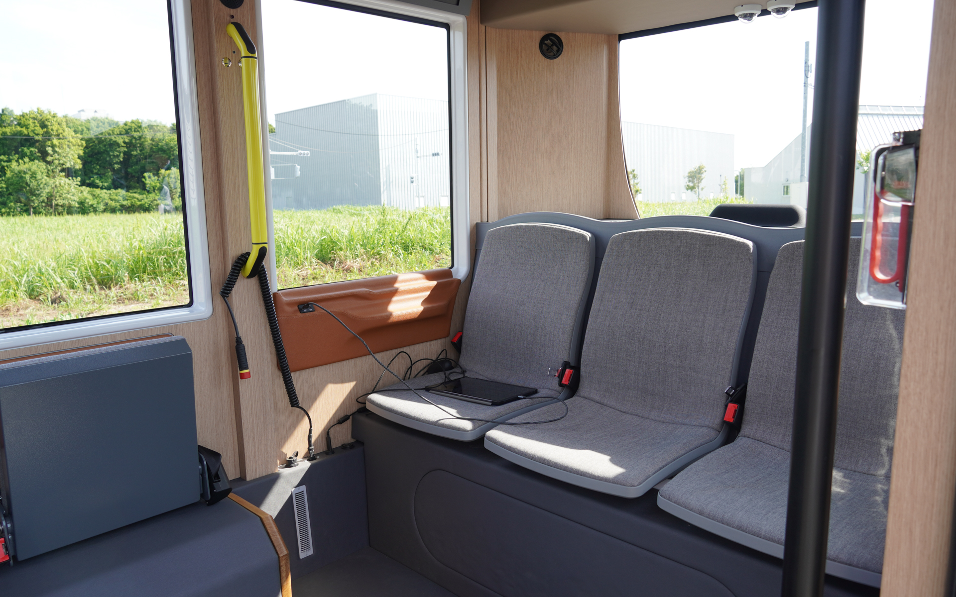 リアシート。今回、補助スタッフは左側に座り、タブレットで操作していた