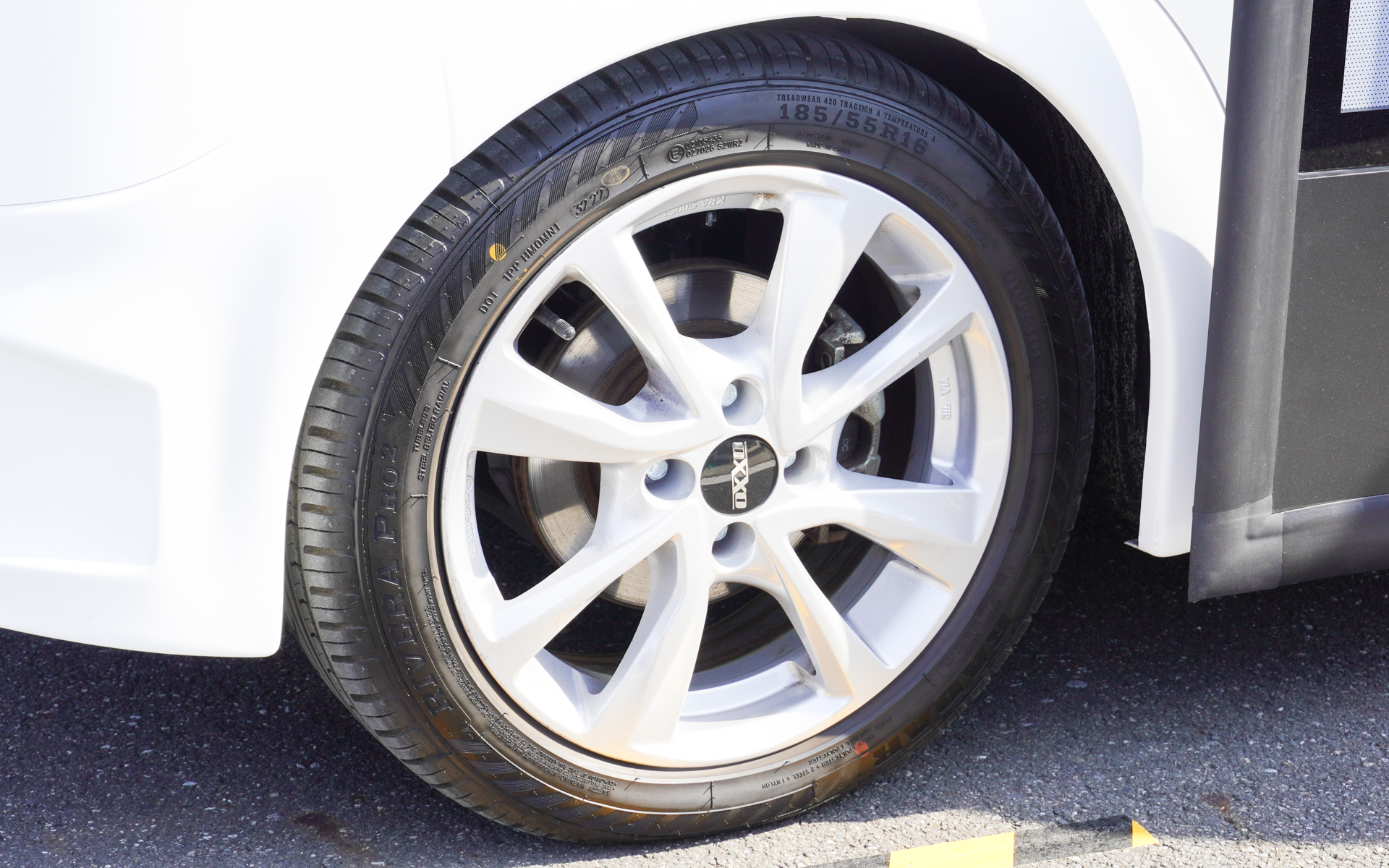 ARMAは4輪操舵だったが、MiCaは通常の前輪操舵。タイヤはRadar Rivera Pro 2で、サイズは185/55R16